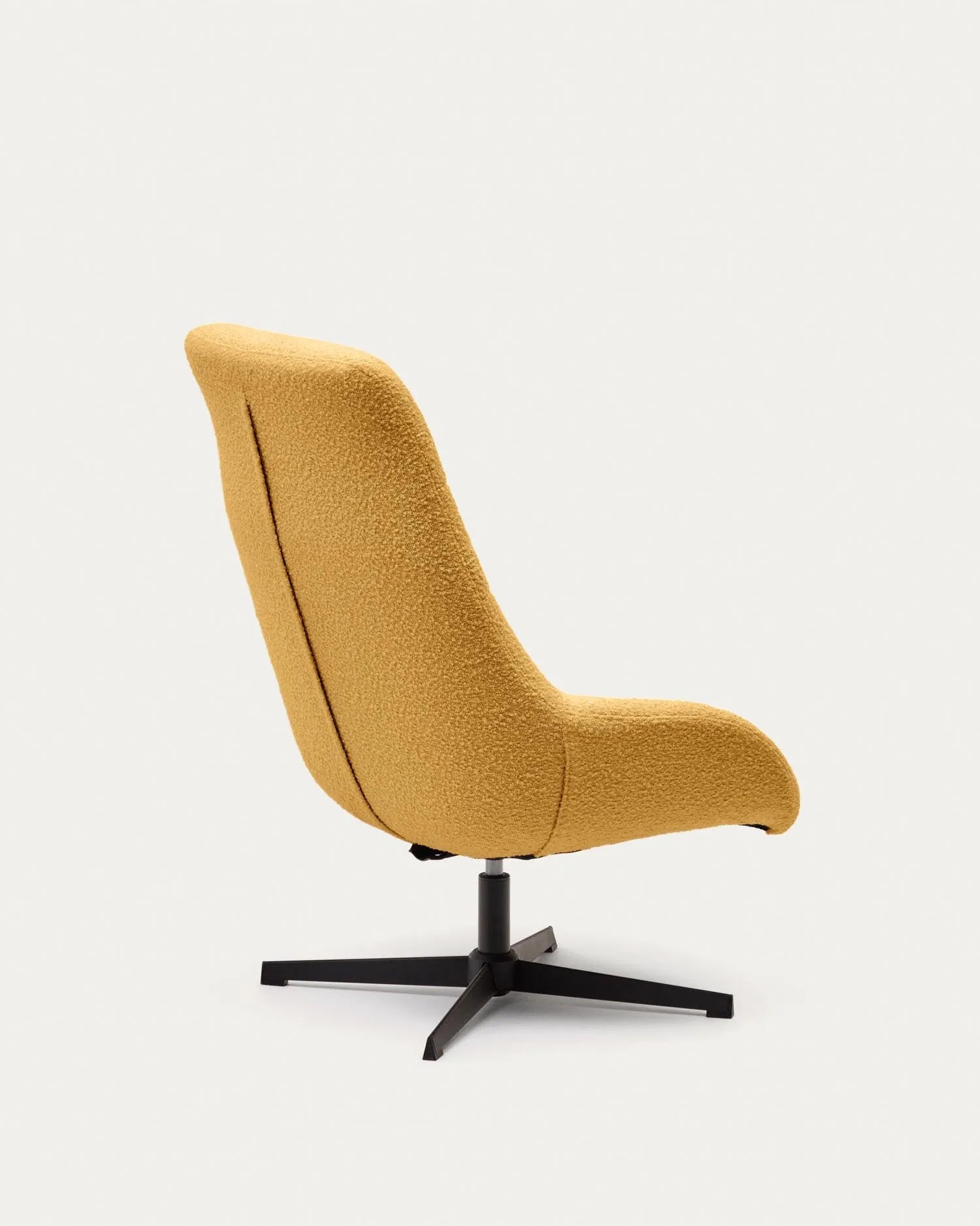 Der Celida Drehsessel vereint senffarbenes Bouclé mit schwarzem Stahl für stilvolle Eleganz und nachhaltigen Komfort.