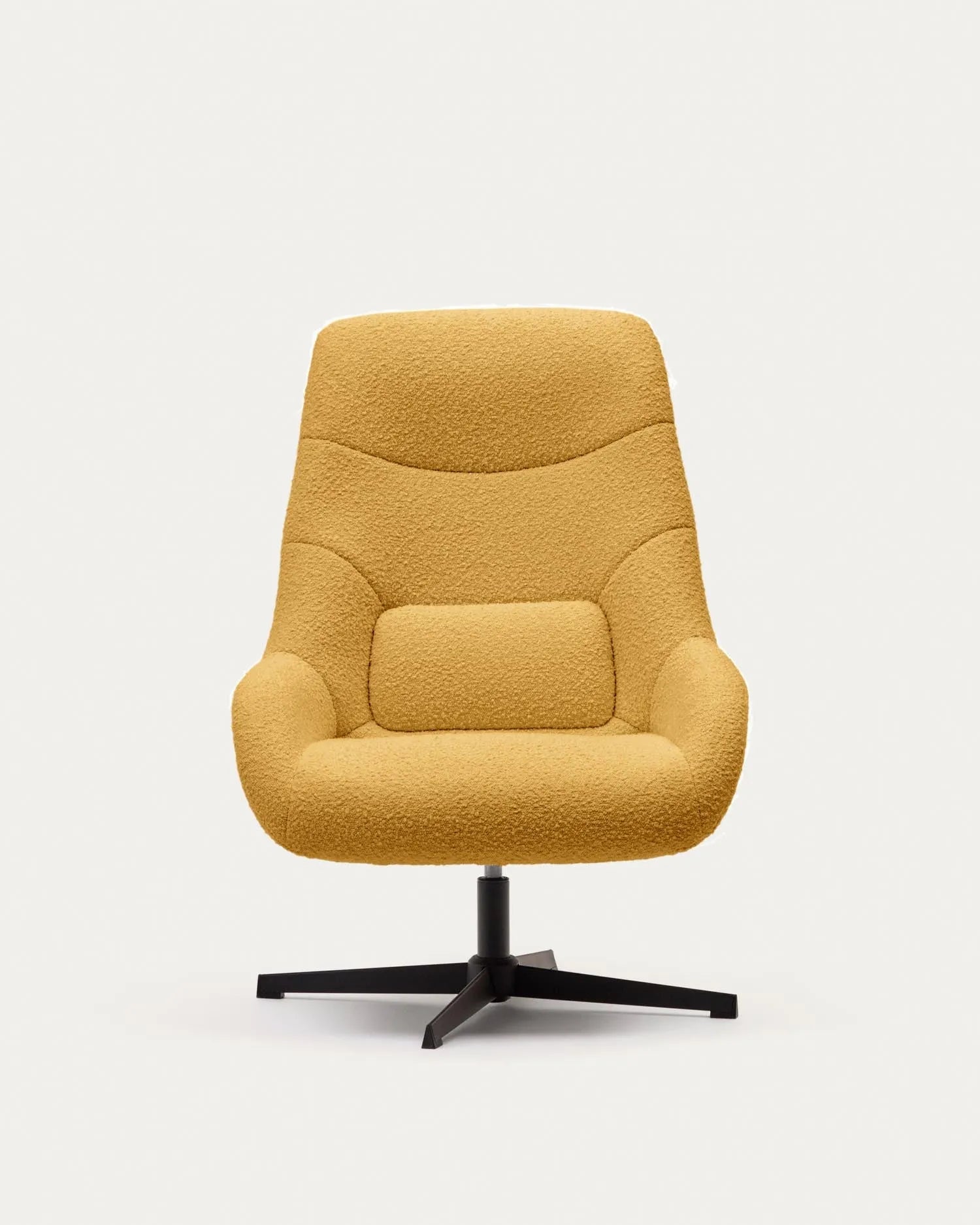 Der Celida Drehsessel vereint senffarbenes Bouclé mit schwarzem Stahl für stilvolle Eleganz und nachhaltigen Komfort.