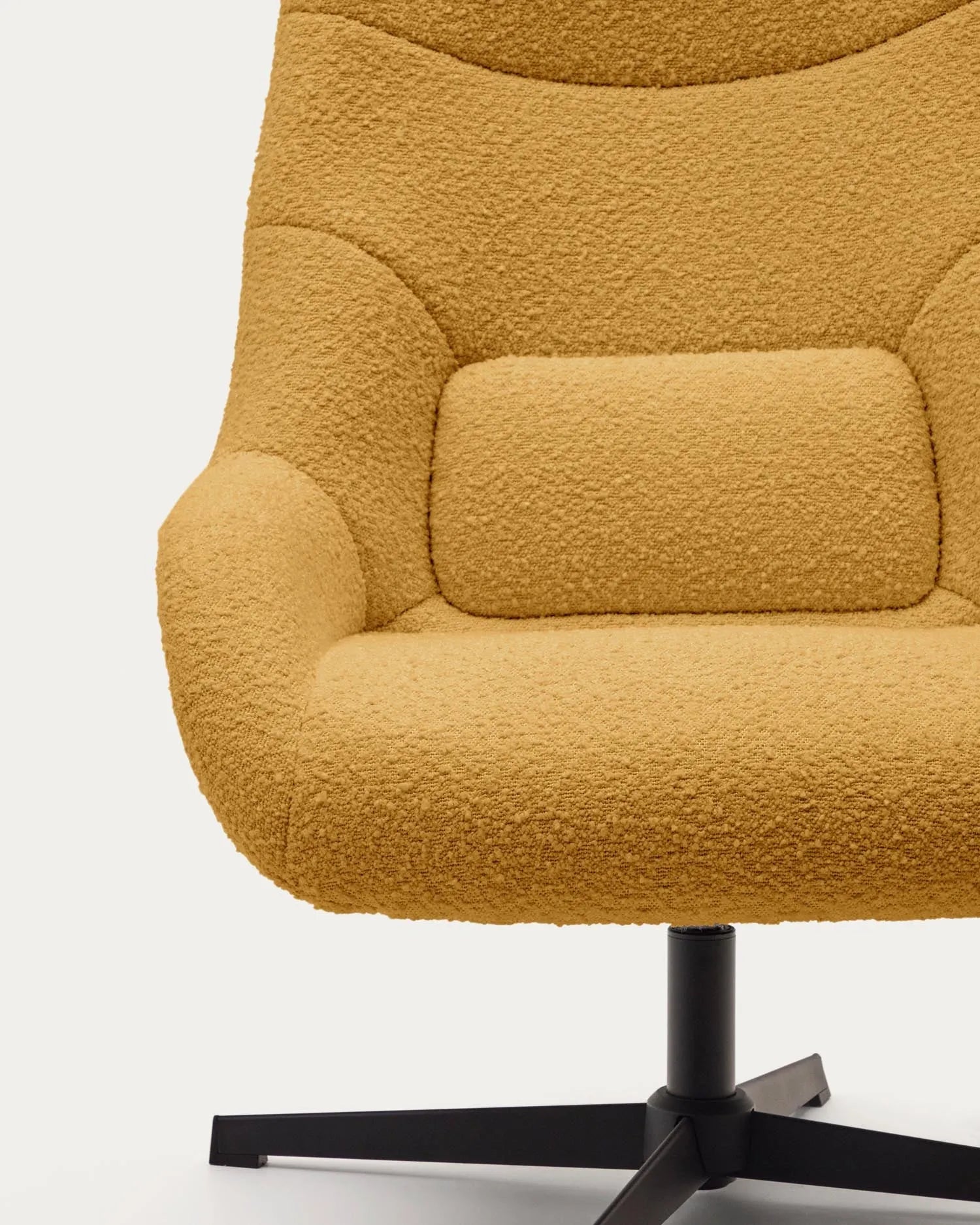 Der Celida Drehsessel vereint senffarbenes Bouclé mit schwarzem Stahl für stilvolle Eleganz und nachhaltigen Komfort.