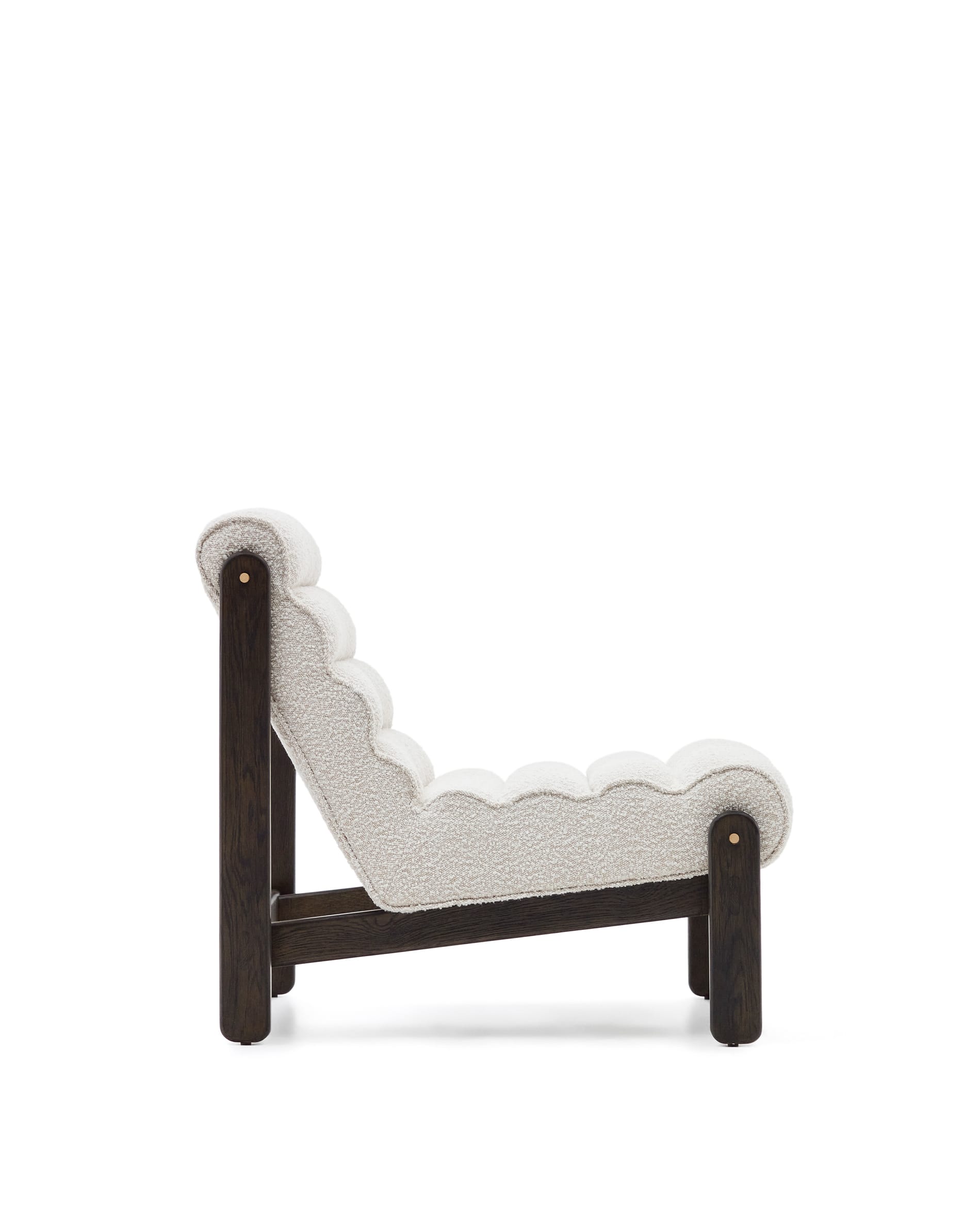 Der Sessel Magira vereint elegantes weißes Bouclé mit massivem Eichenholz in dunklem Finish, perfekt für modernes Wohndesign.