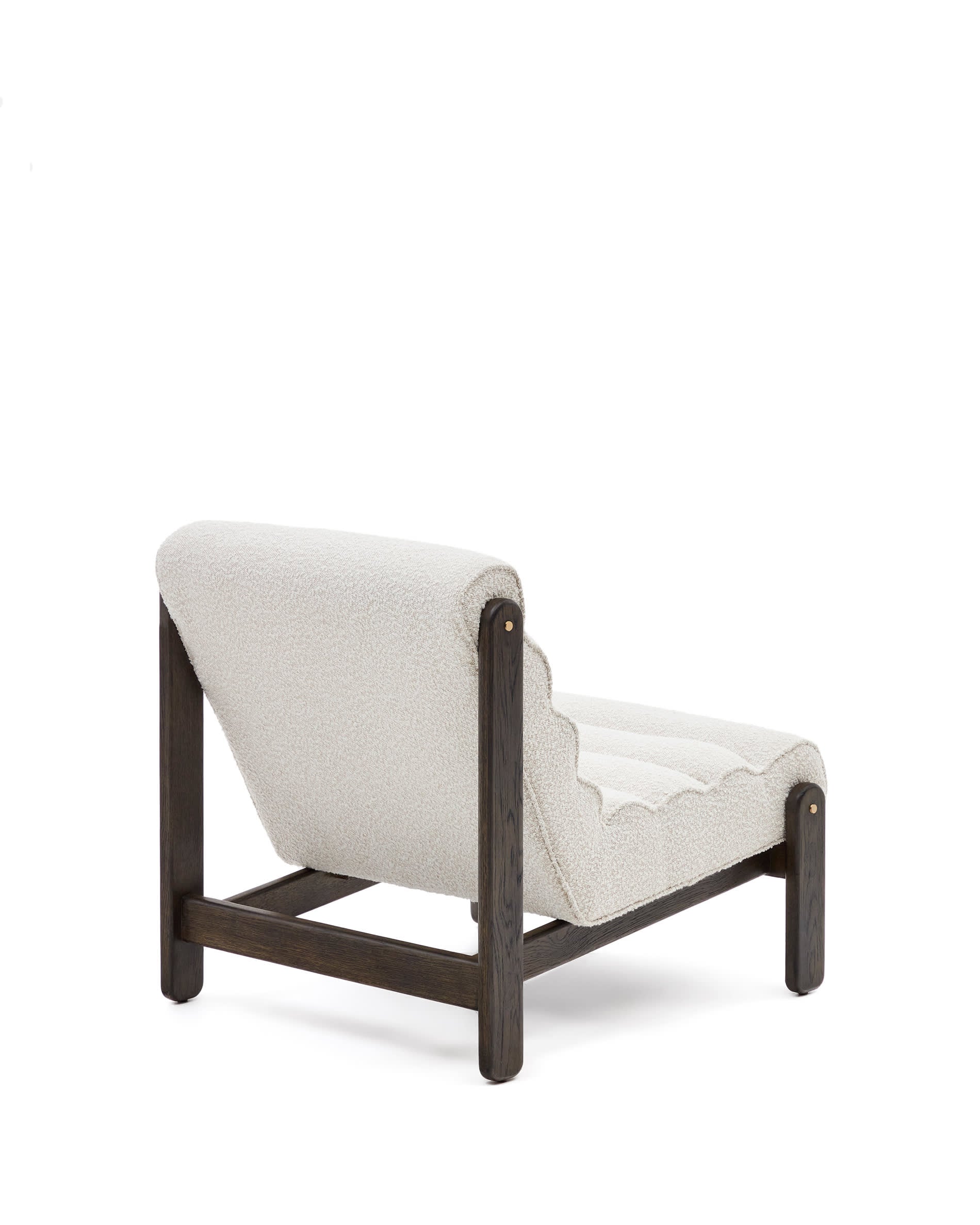Sessel Magira: Elegantes Design mit weißem Bouclé und dunklem Eichenholz, ideal für stilvolle und gemütliche Wohnräume.