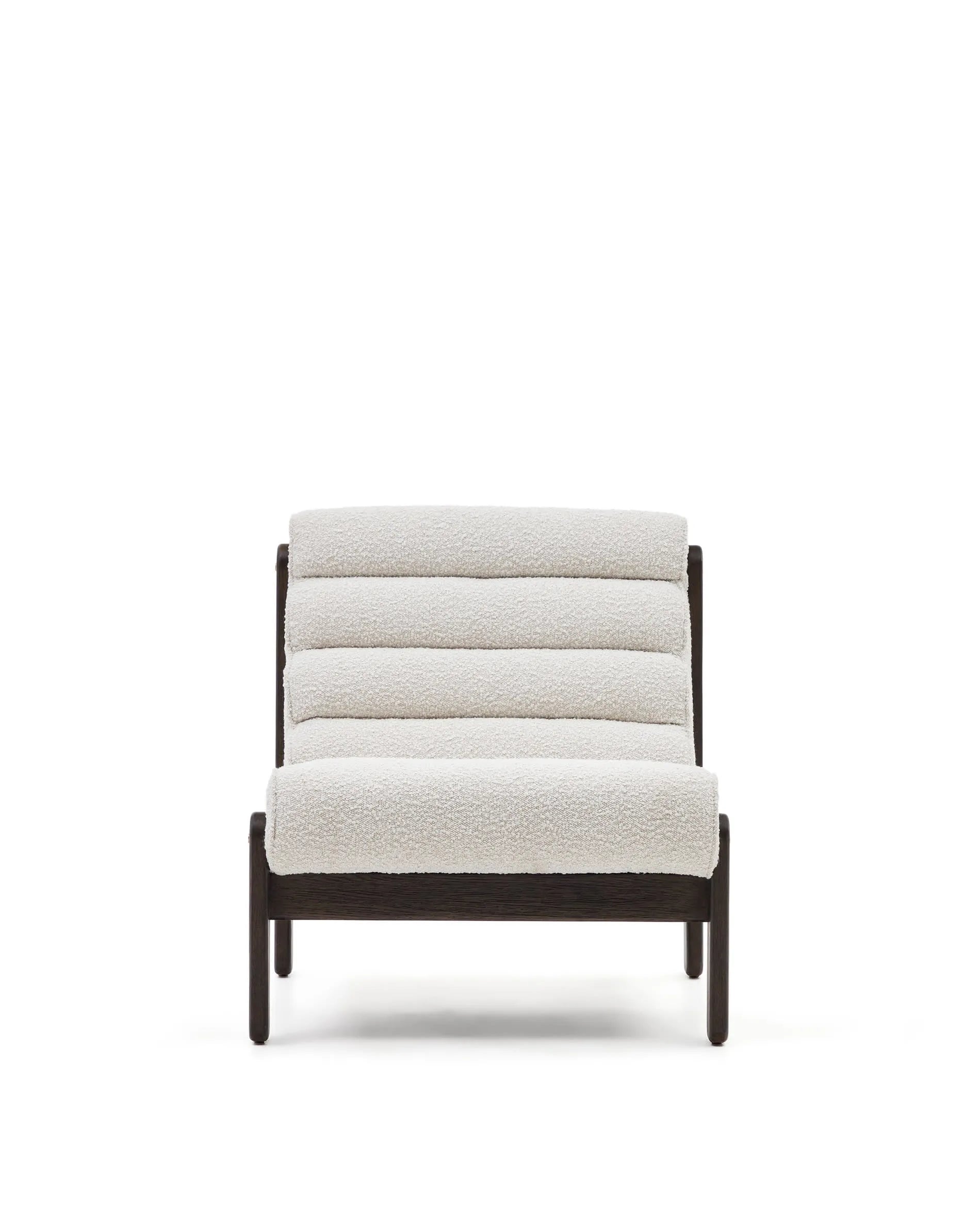 Der Sessel Magira vereint weißes Bouclé mit dunklem Eichenholz, bietet luxuriösen Komfort und ist ein stilvoller Blickfang.