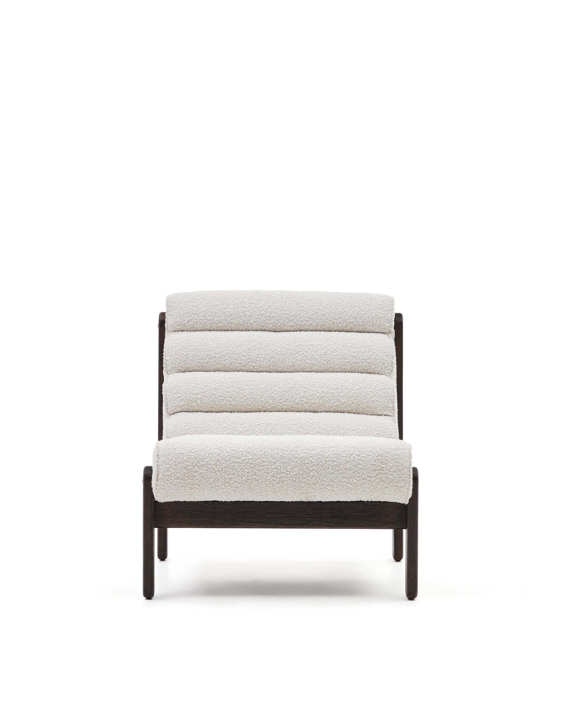 Sessel Magira: Stilvolles Design aus weißem Bouclé und dunklem Eichenholz, perfekt für moderne und gemütliche Wohnräume.