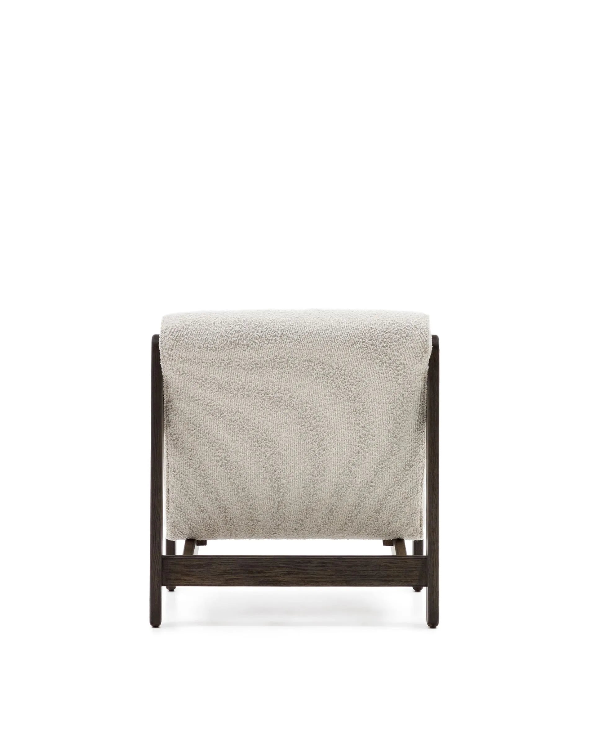 Der Sessel Magira vereint weißes Bouclé mit dunklem Eichenholz, bietet luxuriösen Komfort und ist ein stilvoller Blickfang.