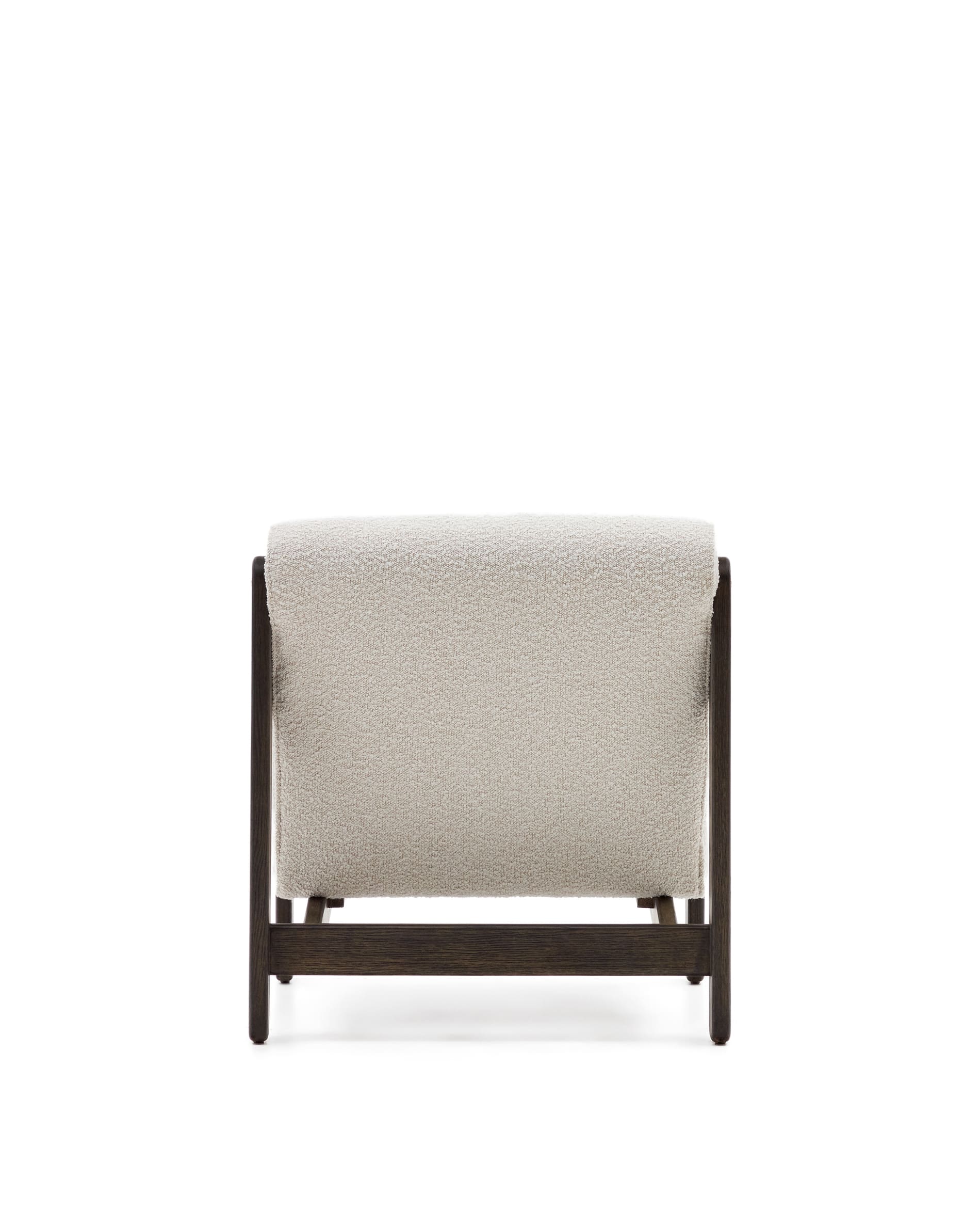 Eleganter Sessel Magira mit weißem Bouclé-Stoff und dunklem Eichenholz, ideal für stilvolle und komfortable Wohnräume.