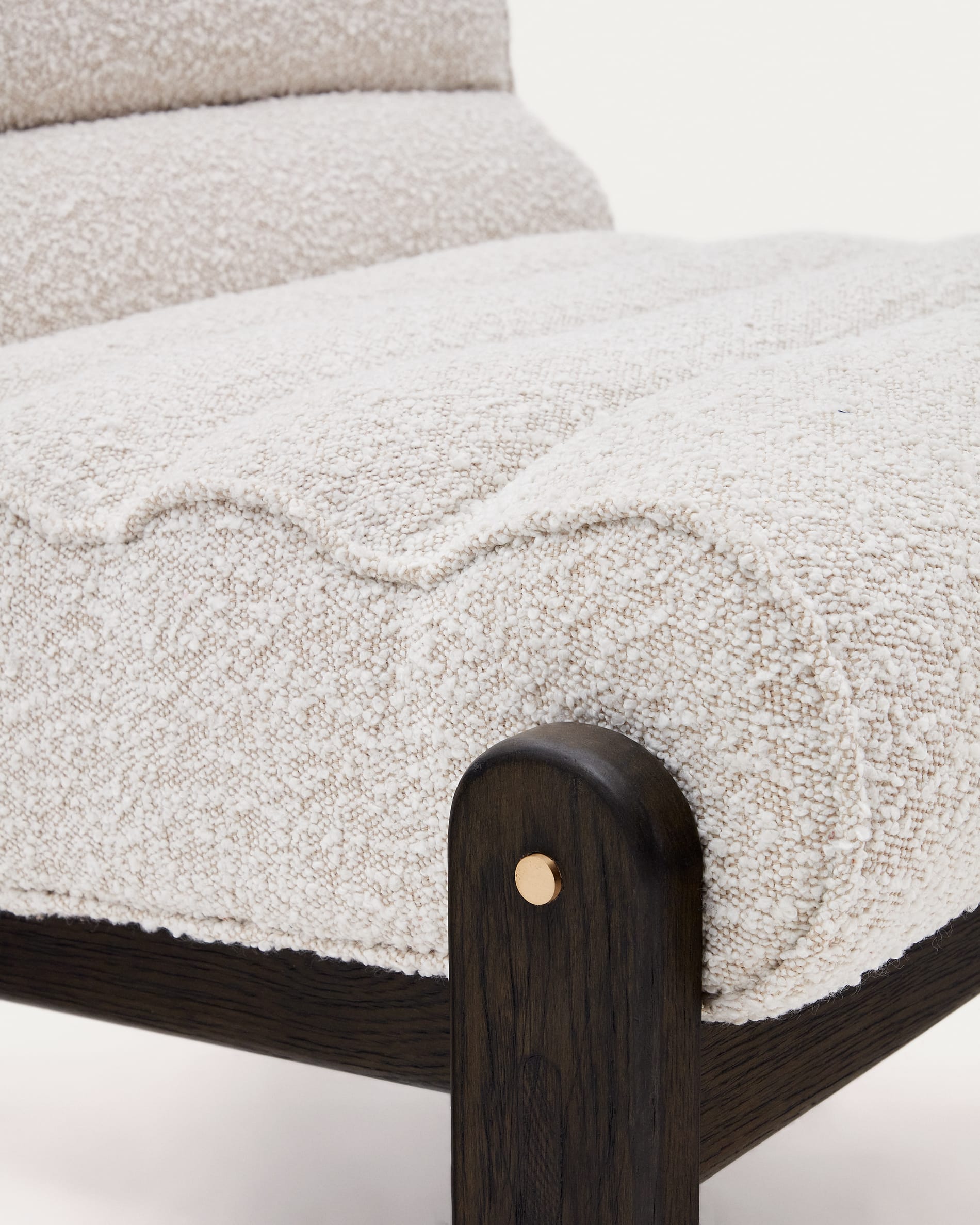 Sessel Magira: Eleganter weißer Bouclé-Stoff kombiniert mit dunklem Eichenholz, ideal für stilvolle und moderne Wohnräume.