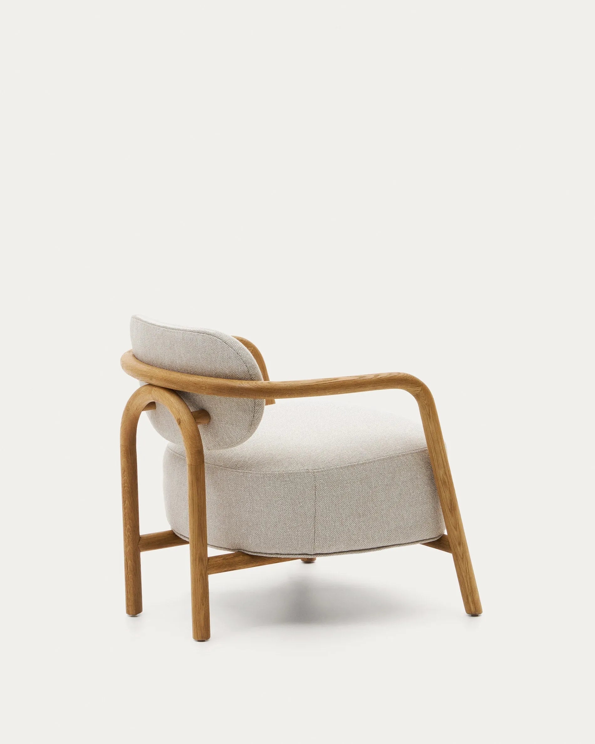 Der Melqui Sessel: Eleganz aus Eichenholz, ergonomisch geformt für Komfort, passt in jeden Raum und verleiht zeitlose Schönheit.