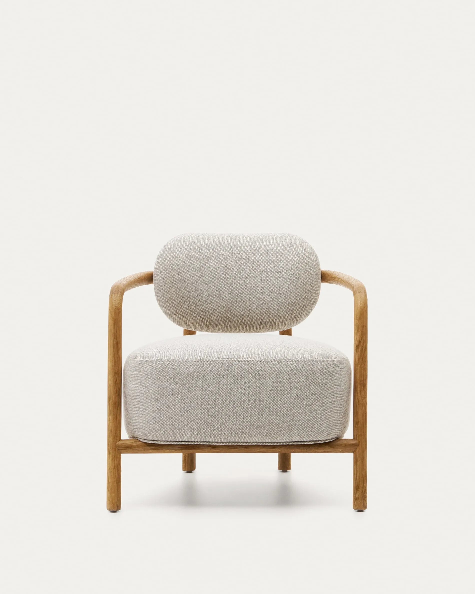 Der Melqui Sessel: Eleganz aus Eichenholz, ergonomisch geformt für Komfort, passt in jeden Raum und verleiht zeitlose Schönheit.