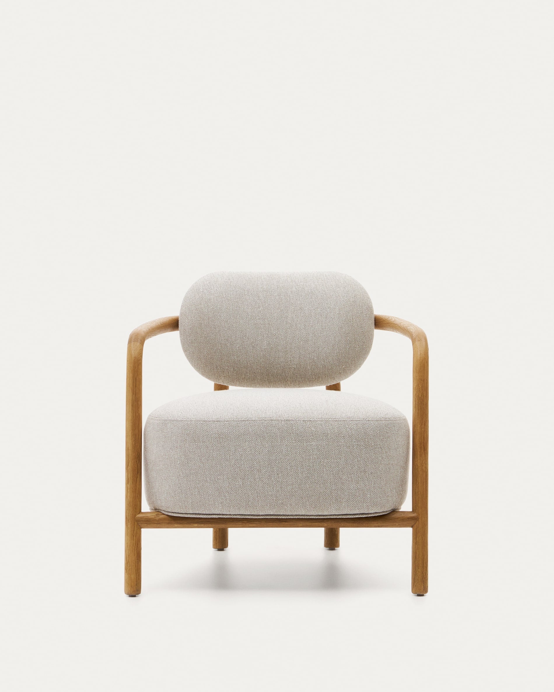 Eleganter Melqui Sessel aus massiver Eiche mit natürlichem Finish und beigem Polster, perfekt für moderne Wohnräume.