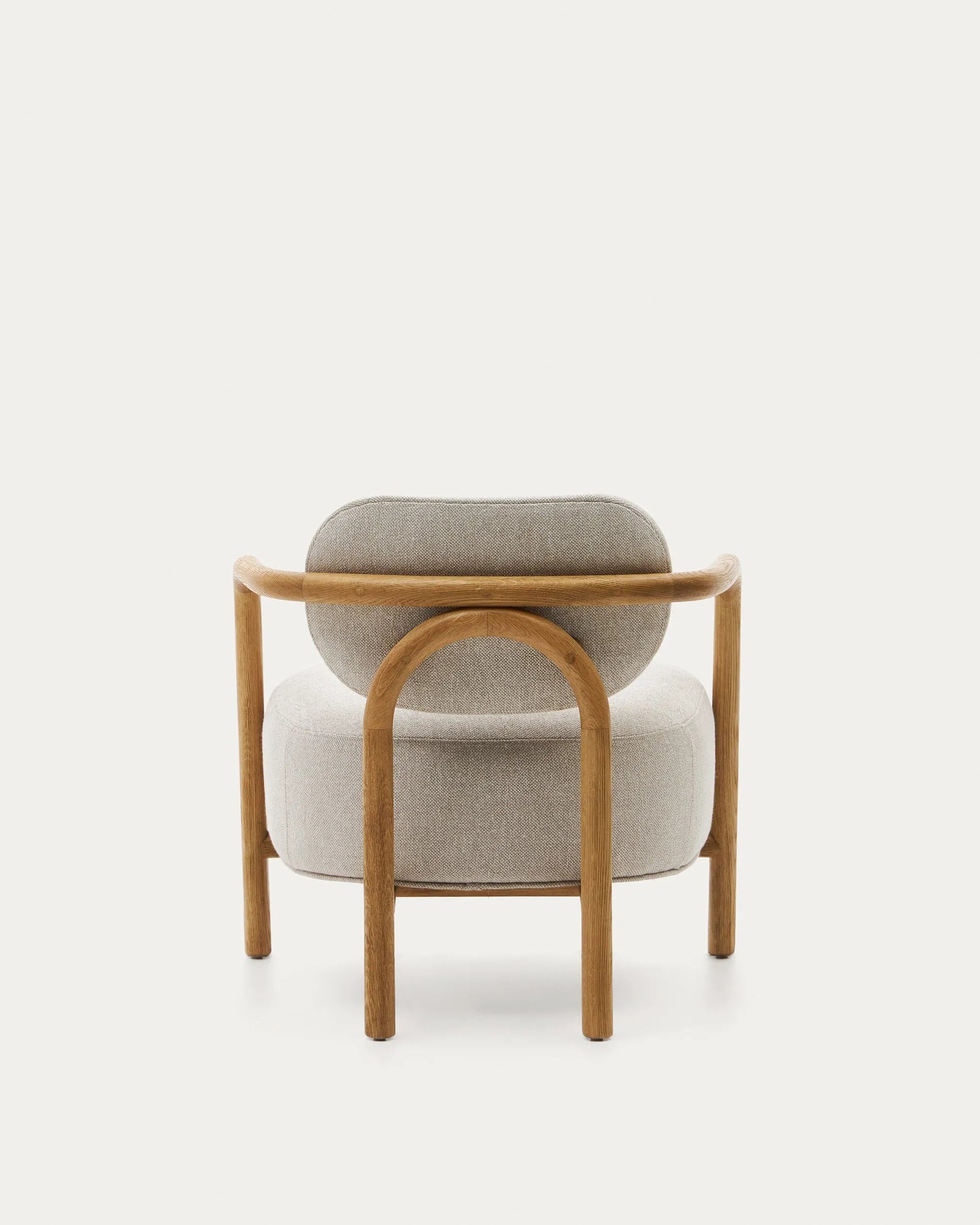 Der Melqui Sessel: Eleganz aus Eichenholz, ergonomisch geformt für Komfort, passt in jeden Raum und verleiht zeitlose Schönheit.