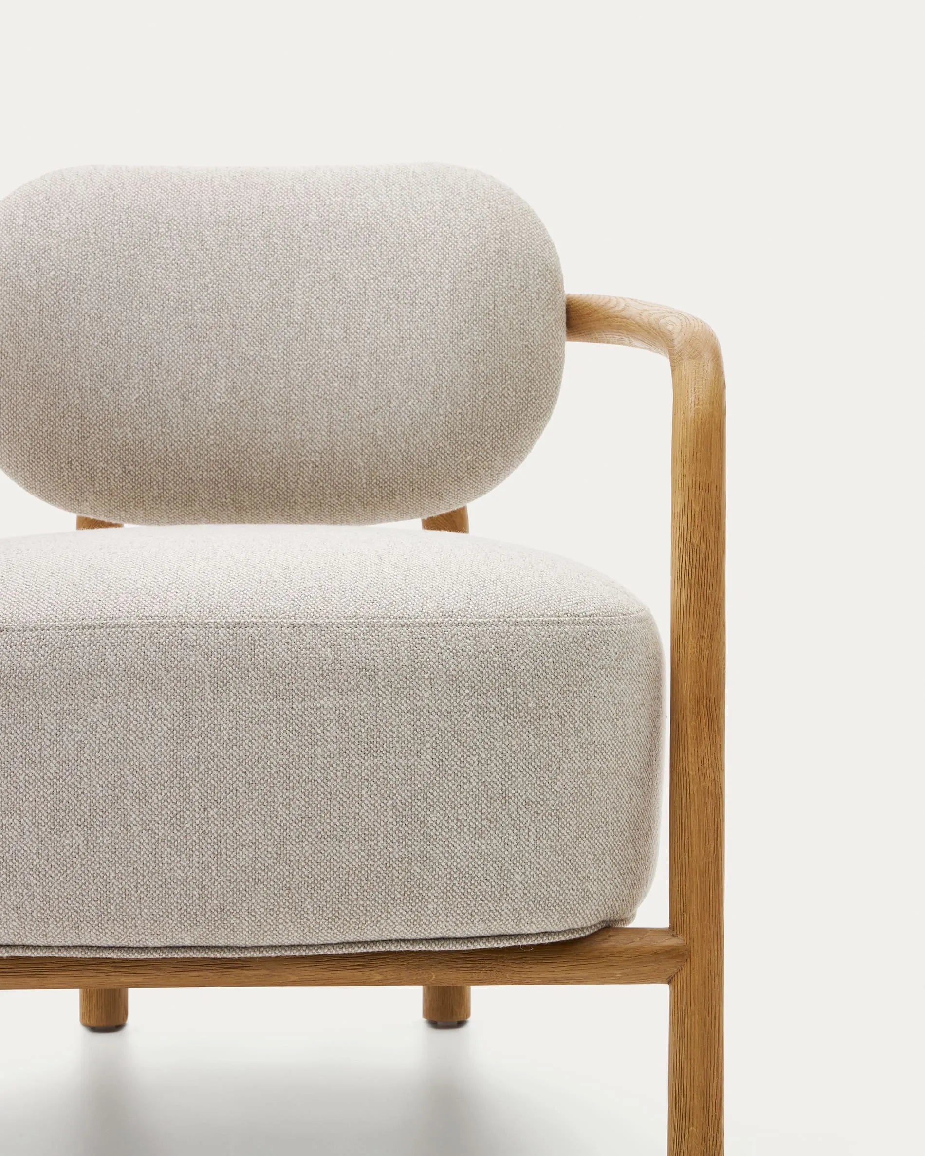 Der Melqui Sessel: Eleganz aus Eichenholz, ergonomisch geformt für Komfort, passt in jeden Raum und verleiht zeitlose Schönheit.