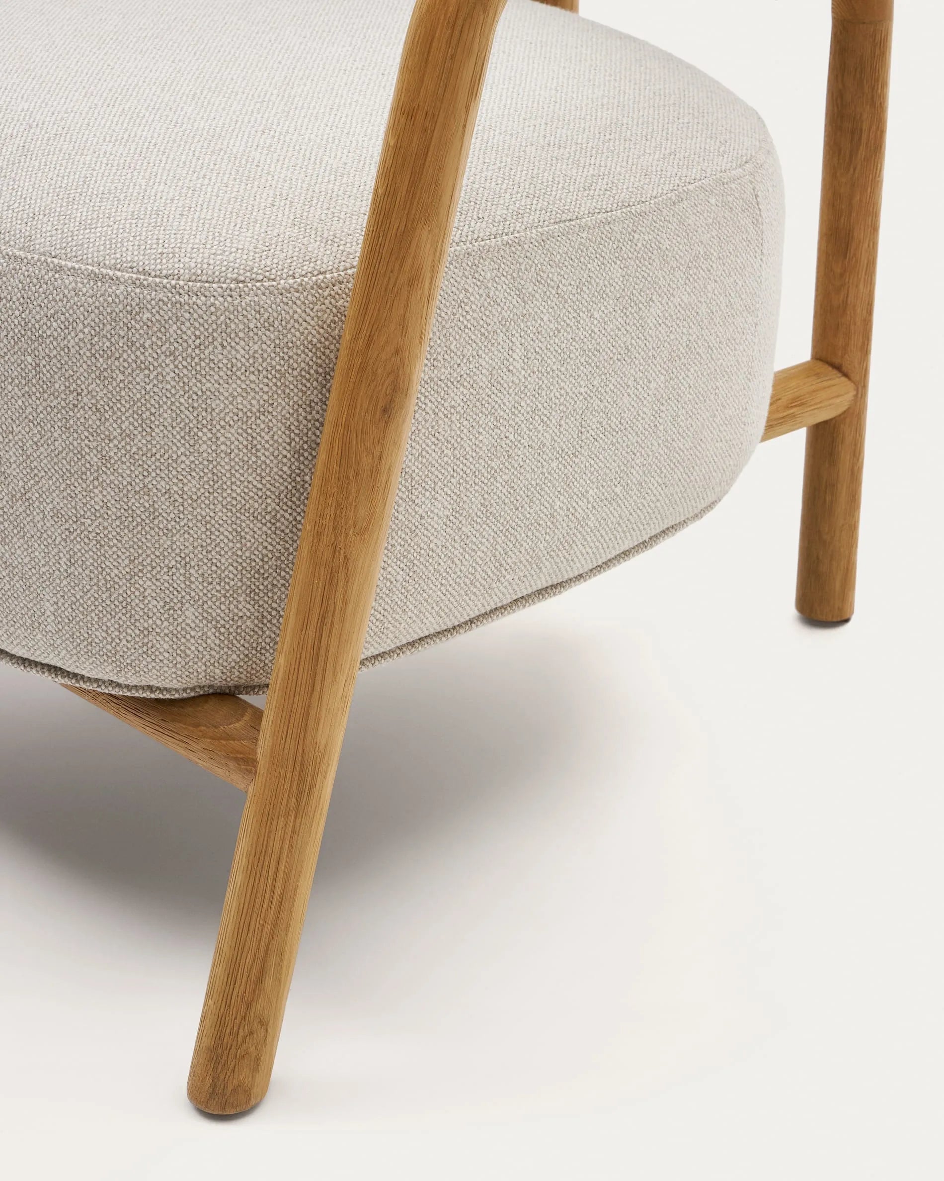 Der Melqui Sessel: Eleganz aus Eichenholz, ergonomisch geformt für Komfort, passt in jeden Raum und verleiht zeitlose Schönheit.