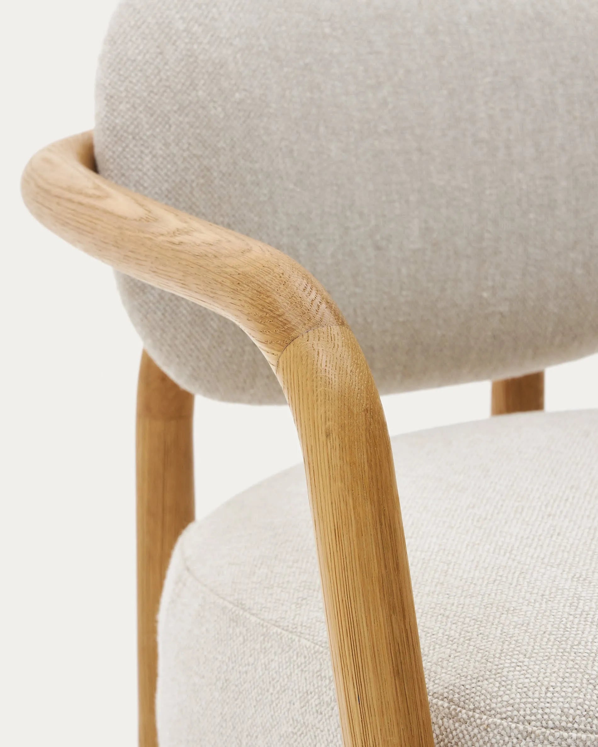 Der Melqui Sessel: Eleganz aus Eichenholz, ergonomisch geformt für Komfort, passt in jeden Raum und verleiht zeitlose Schönheit.