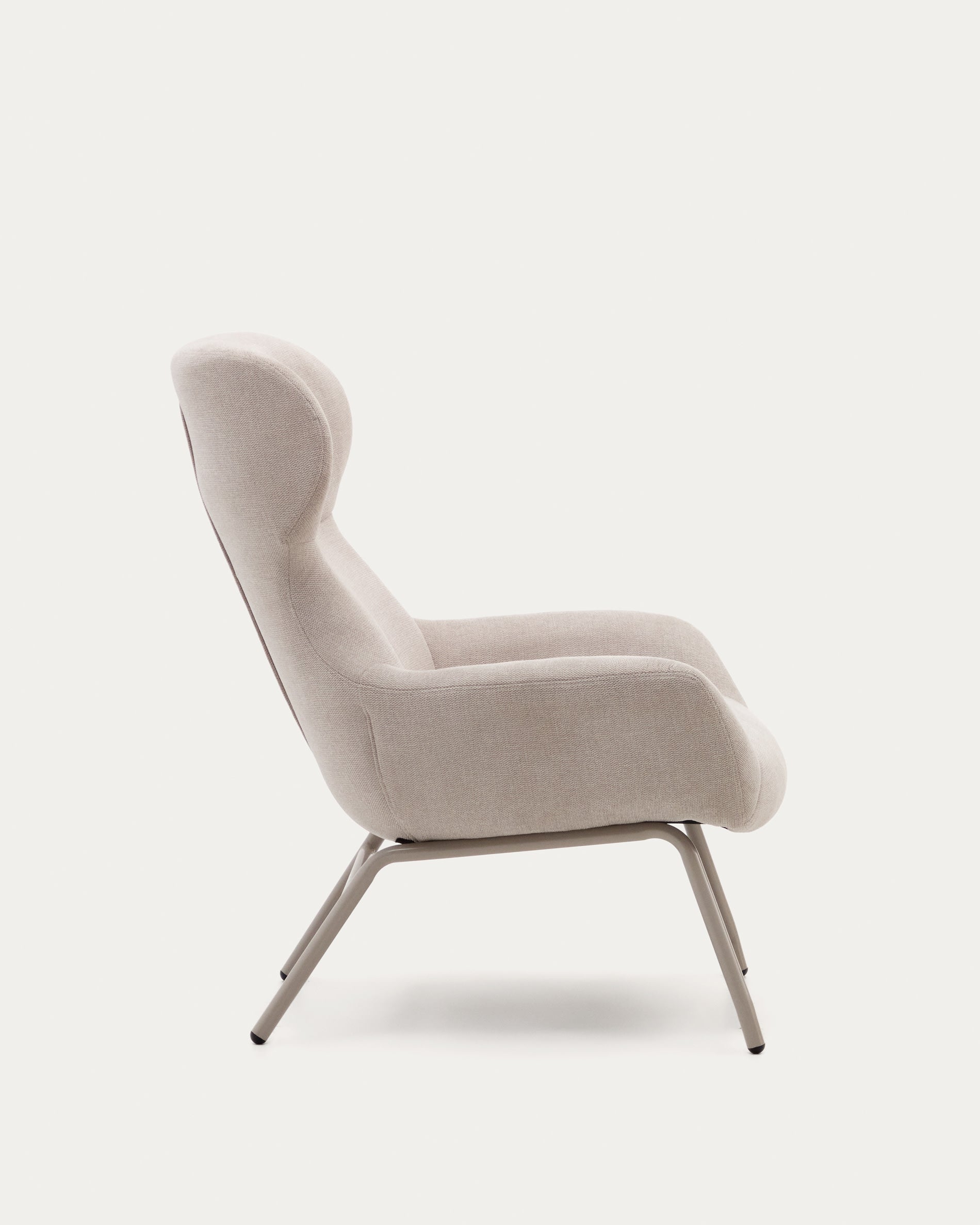 Moderner Belina Sessel: Beige Chenille, weisser Stahl von Kave Home.