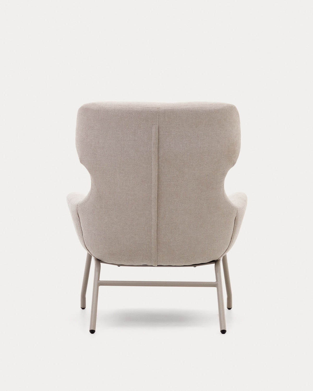 Belina Sessel aus Chenille in Beige und Stahl mit weissem Finish FSC 100% in Beige präsentiert im Onlineshop von KAQTU Design AG. Sessel ist von Kave Home