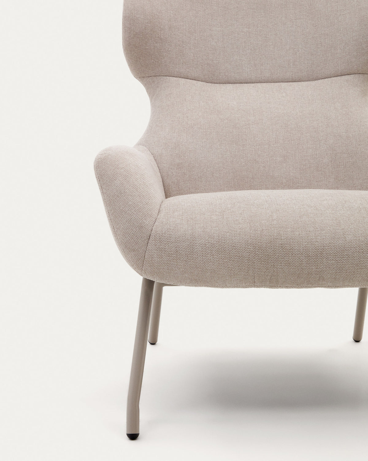 Belina Sessel aus Chenille in Beige und Stahl mit weissem Finish FSC 100% in Beige präsentiert im Onlineshop von KAQTU Design AG. Sessel ist von Kave Home