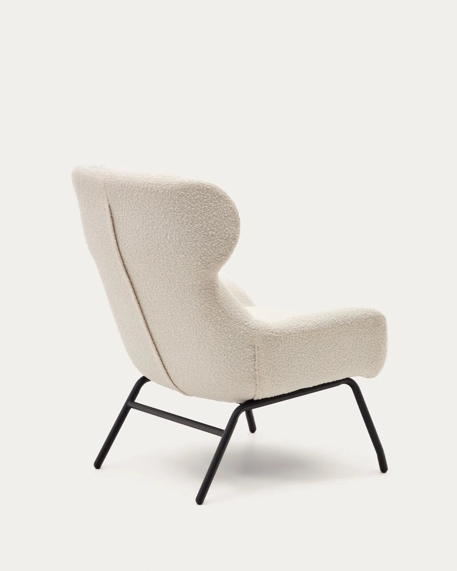 Eleganter Sessel aus weißem Bouclé mit schwarzen Stahlbeinen, FSC-zertifiziert, für stilvolle und nachhaltige Einrichtung.