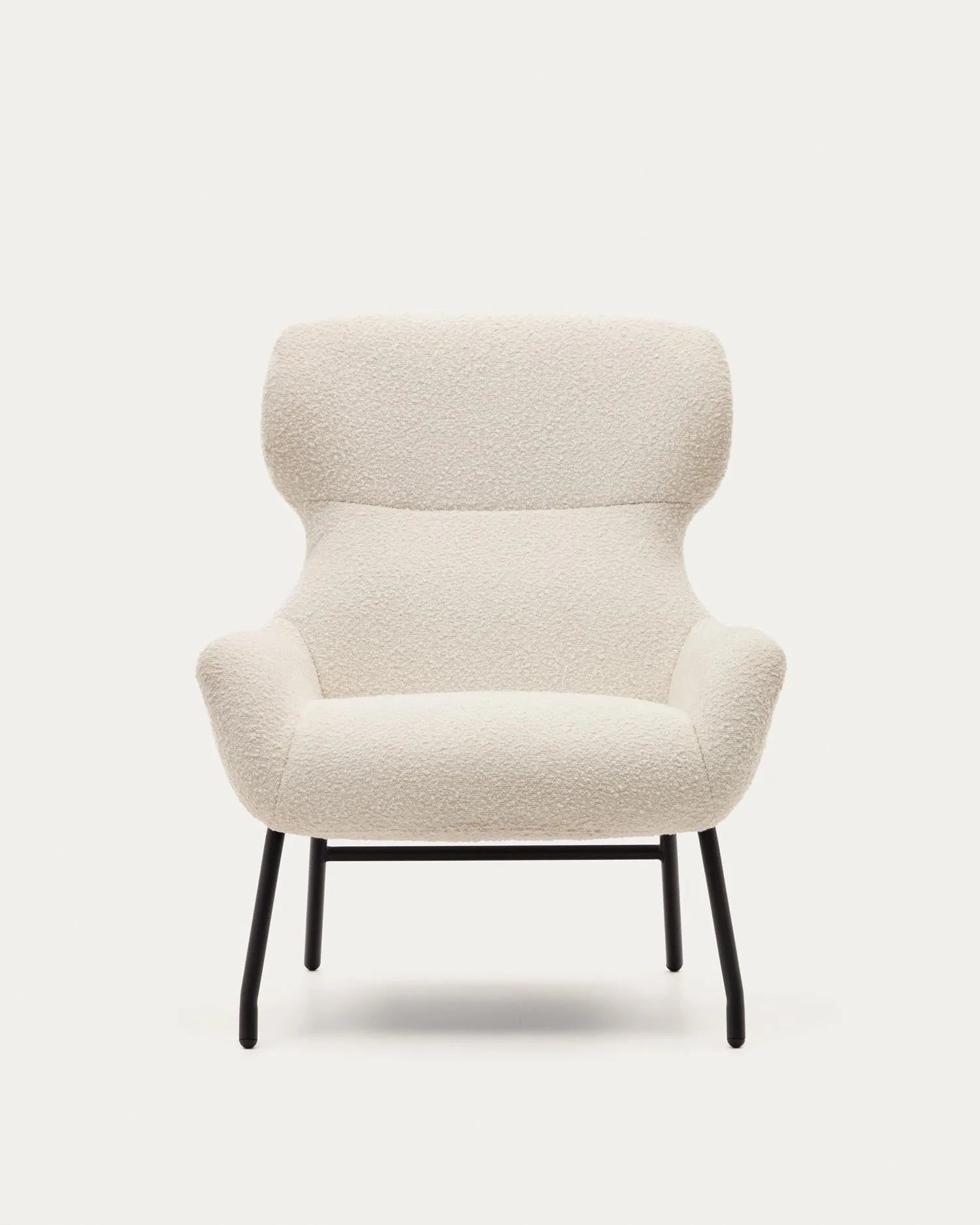 Eleganter Sessel aus weißem Bouclé mit schwarzen Stahlbeinen, FSC-zertifiziert, für stilvolle und nachhaltige Einrichtung.