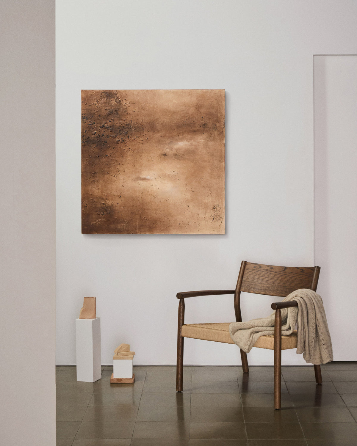 Yalia Sessel aus massivem Eichenholz mit Nussbaum-Finish und Sitzfläche aus Papierseil FSC Mix Credit in Natur, Braun präsentiert im Onlineshop von KAQTU Design AG. Outdoor-Sessel mit Armlehnen ist von Kave Home