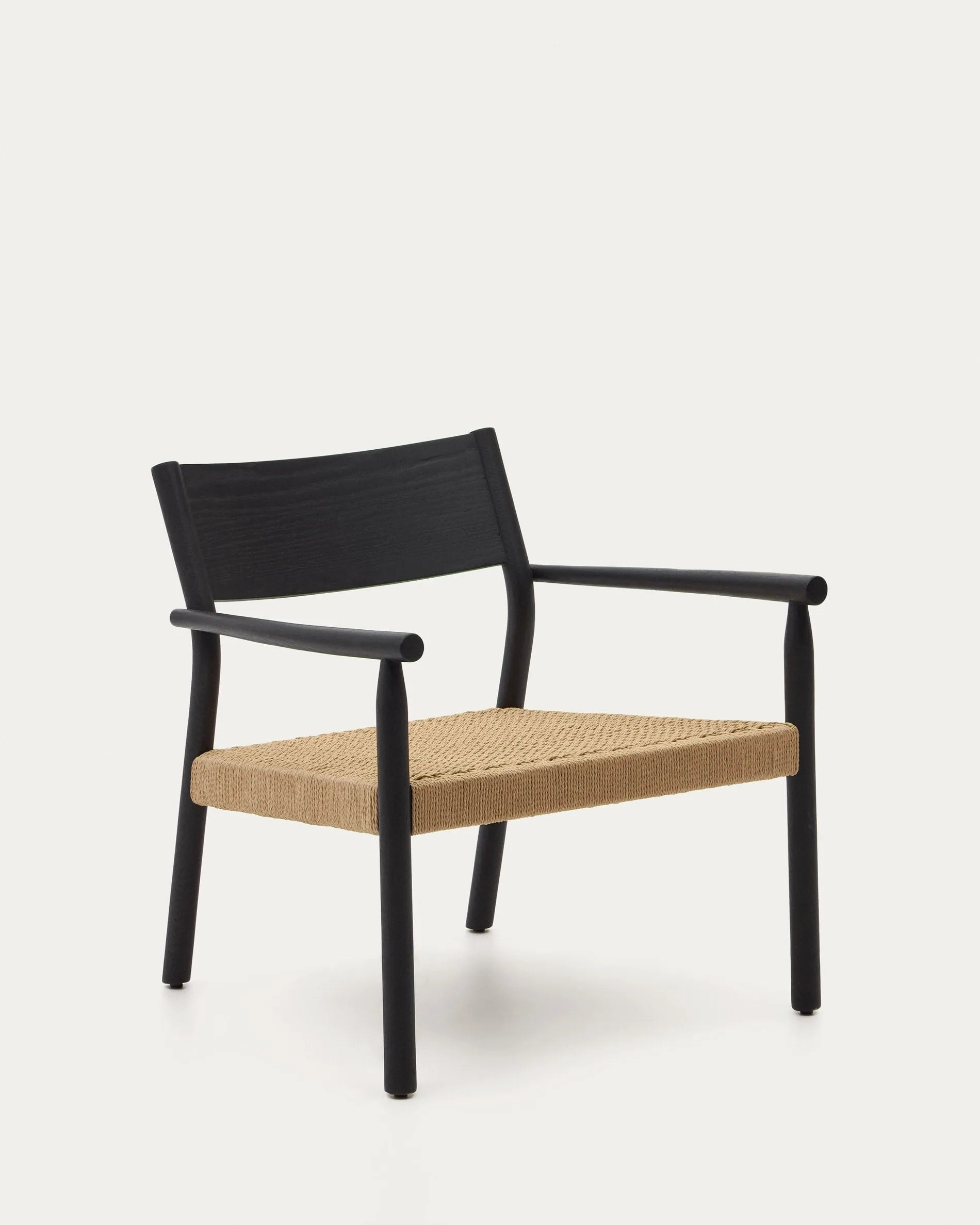 3D-Modell: Eleganter Yalia Sessel, Eichenholz mit Nussholz-Finish, Papierseilsitz, stilvoll und nachhaltig, AR-kompatibel.