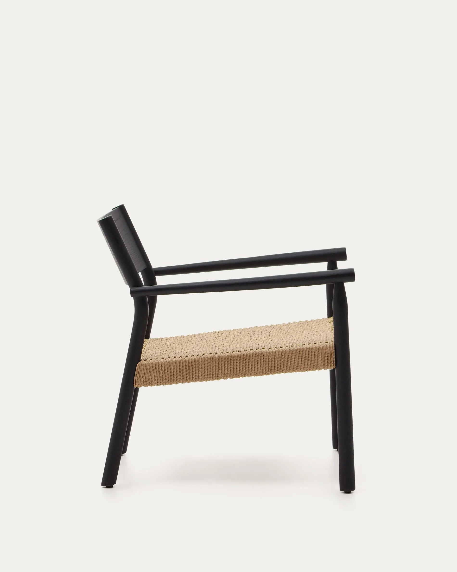 Eleganter Sessel Yalia aus Eichenholz mit Nussholz-Finish und FSC-zertifiziertem Papierseil-Sitz, nachhaltig und stilvoll designt.