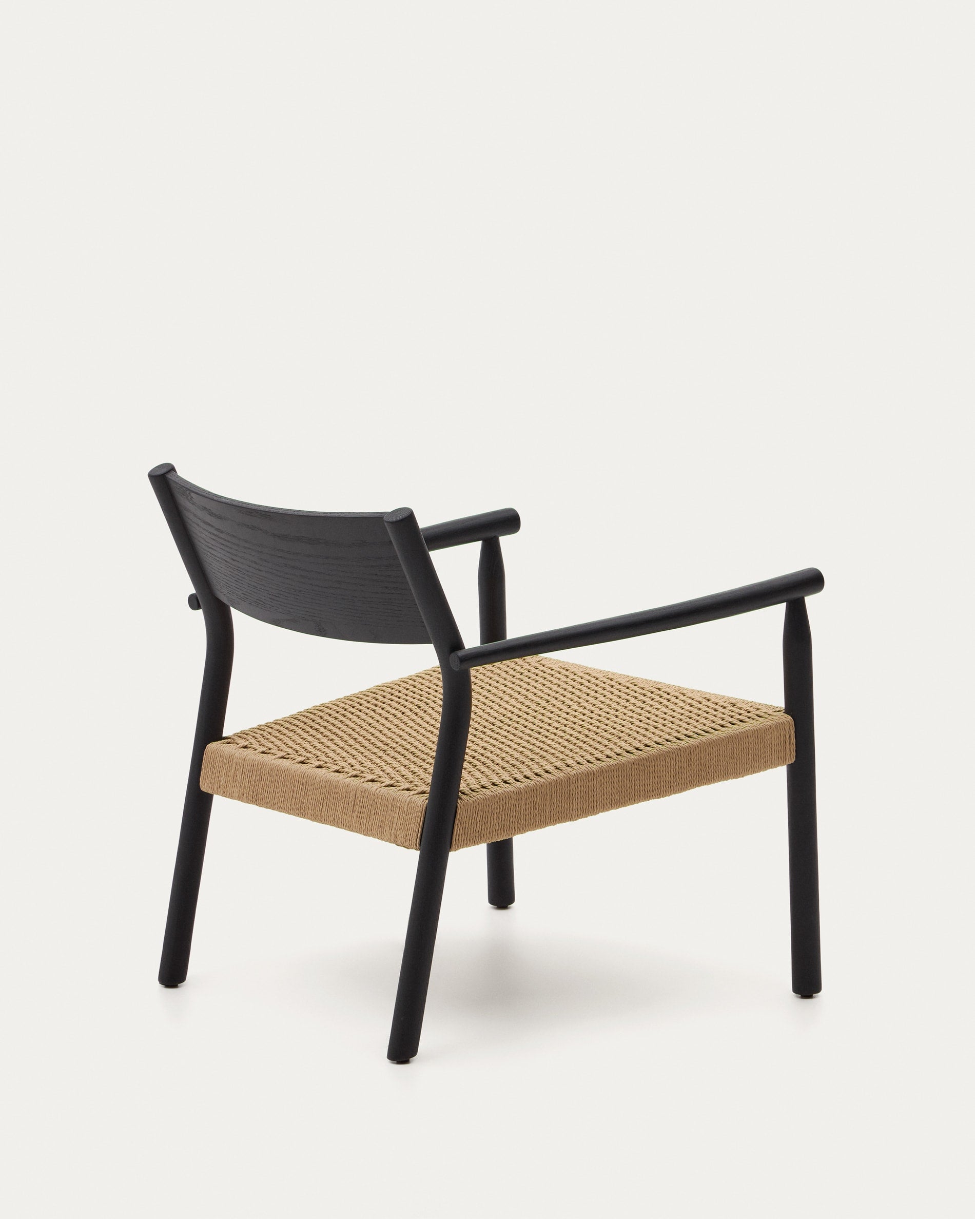 Eleganter Sessel aus Eichenholz mit edlem Nussholz-Finish und handgeflochtenem Papierseilsitz, FSC-zertifiziert.