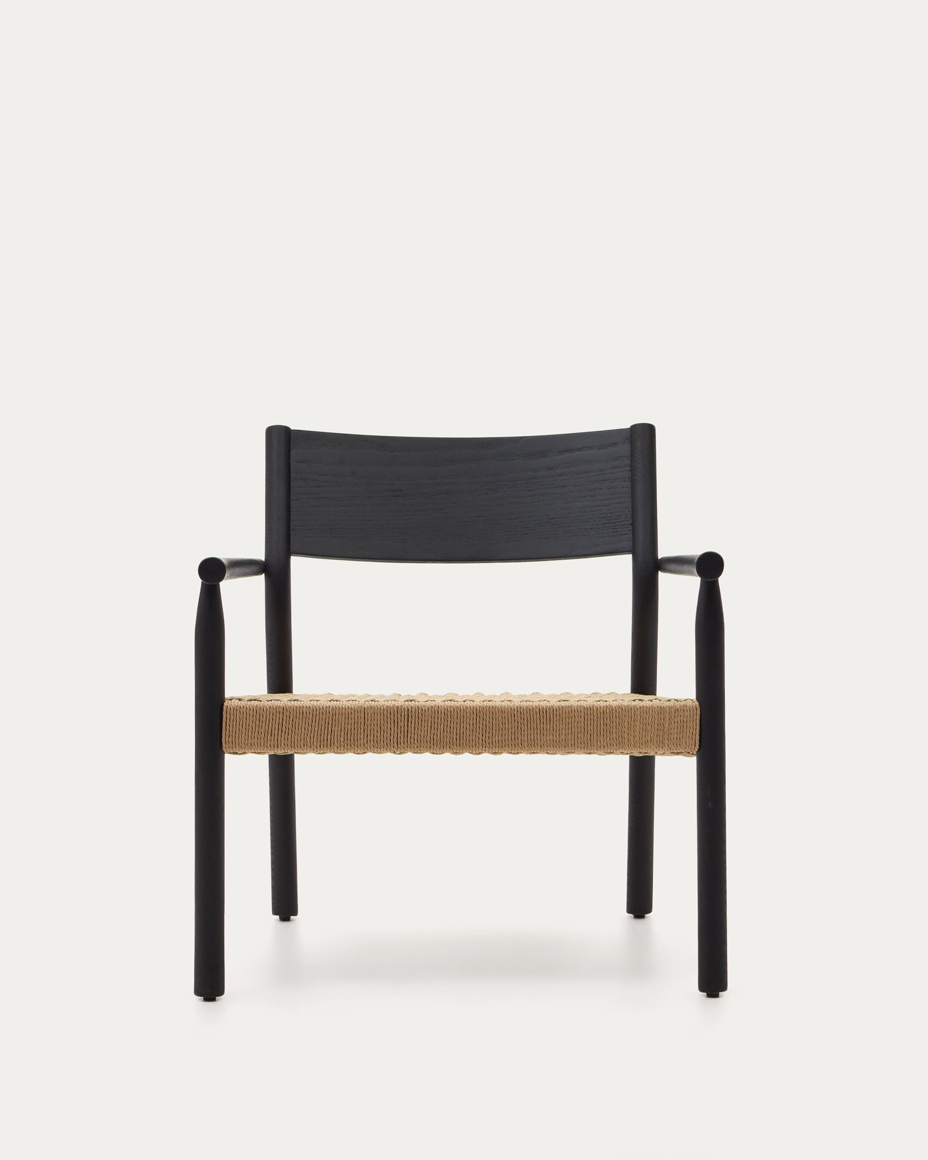 Eleganter Sessel aus Eichenholz mit edlem Nussholz-Finish und handgeflochtenem Papierseilsitz, FSC-zertifiziert.