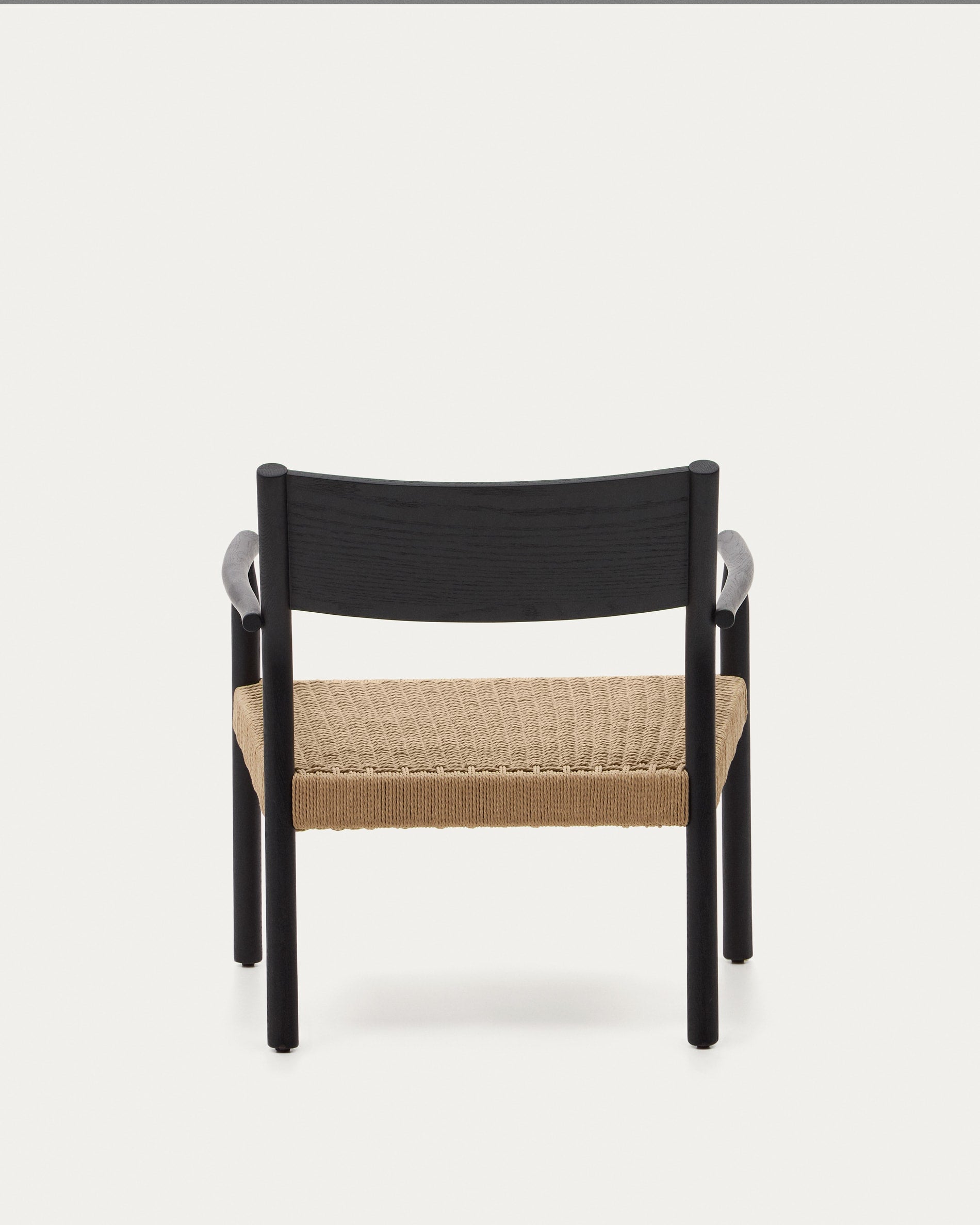 Eleganter Sessel aus Eichenholz mit edlem Nussholz-Finish und handgeflochtenem Papierseilsitz, FSC-zertifiziert.