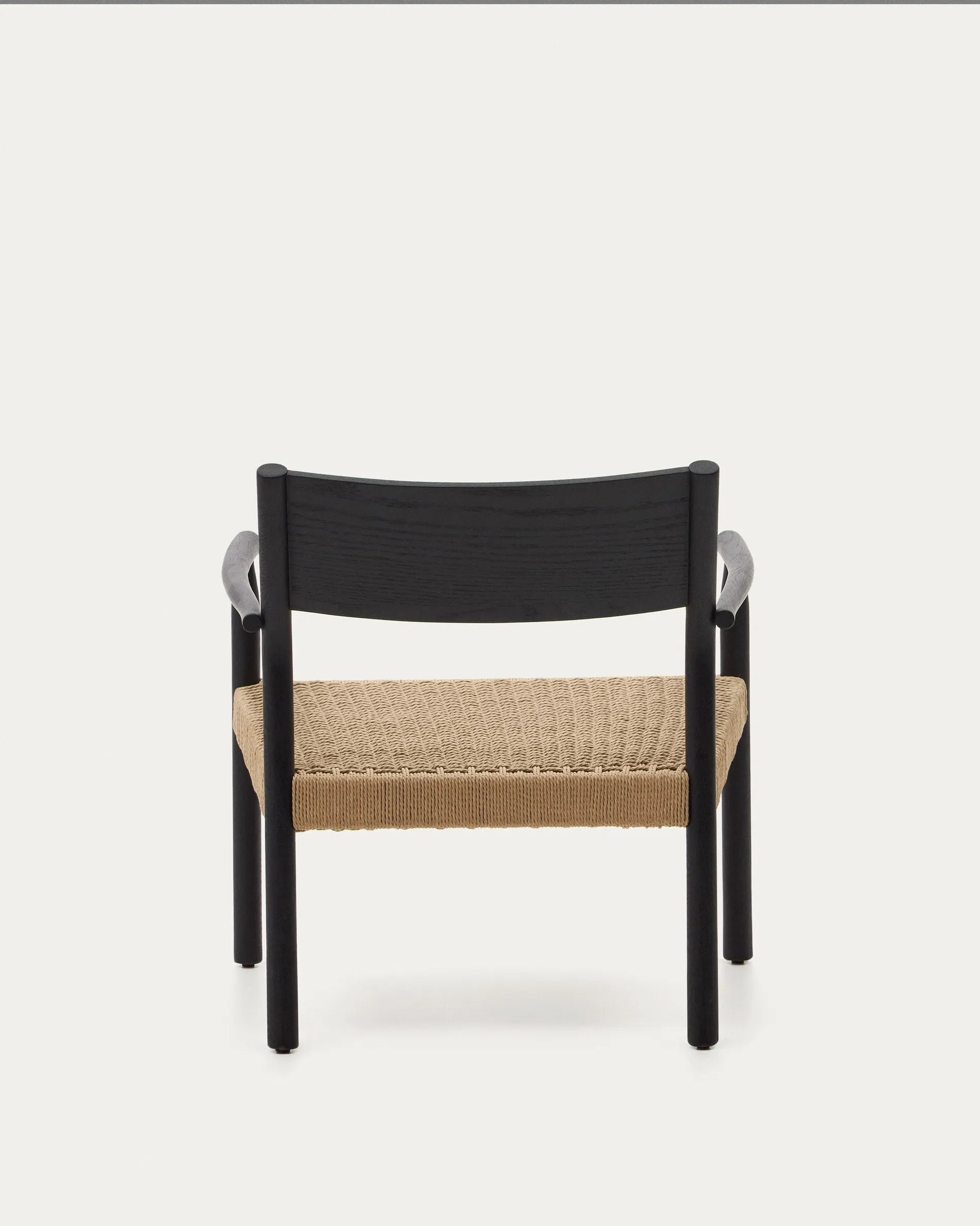 Eleganter Sessel Yalia aus Eichenholz mit Nussholz-Finish und FSC-zertifiziertem Papierseil-Sitz, stilvoll und umweltfreundlich.