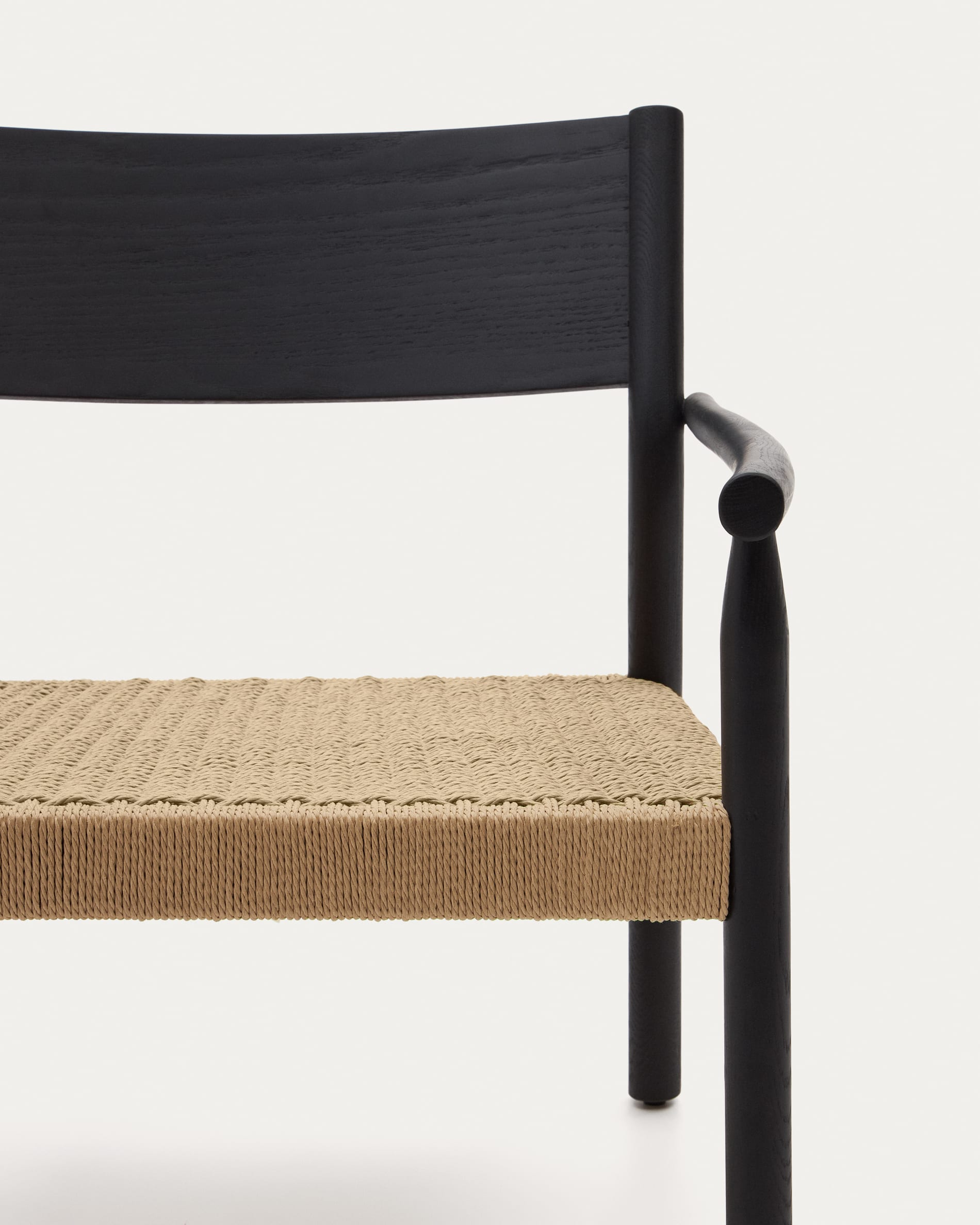 Eleganter Sessel aus Eichenholz mit edlem Nussholz-Finish und handgeflochtenem Papierseilsitz, FSC-zertifiziert.