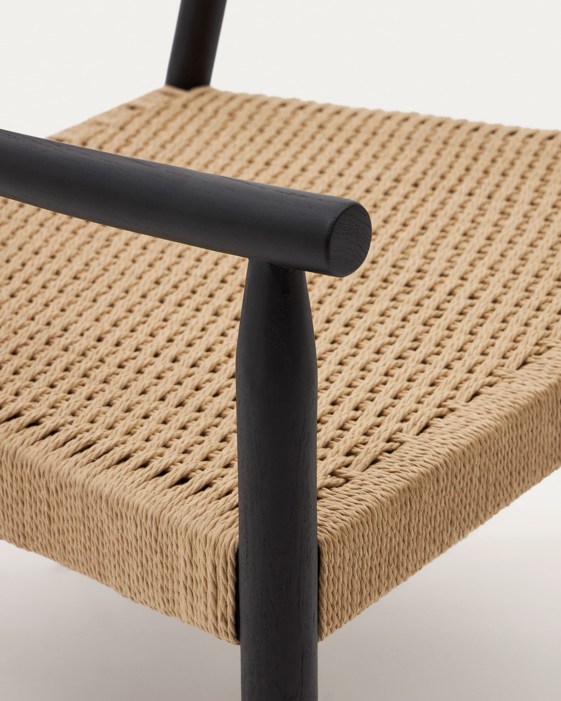 Eleganter Sessel aus Eichenholz mit edlem Nussholz-Finish und handgeflochtenem Papierseilsitz, FSC-zertifiziert.