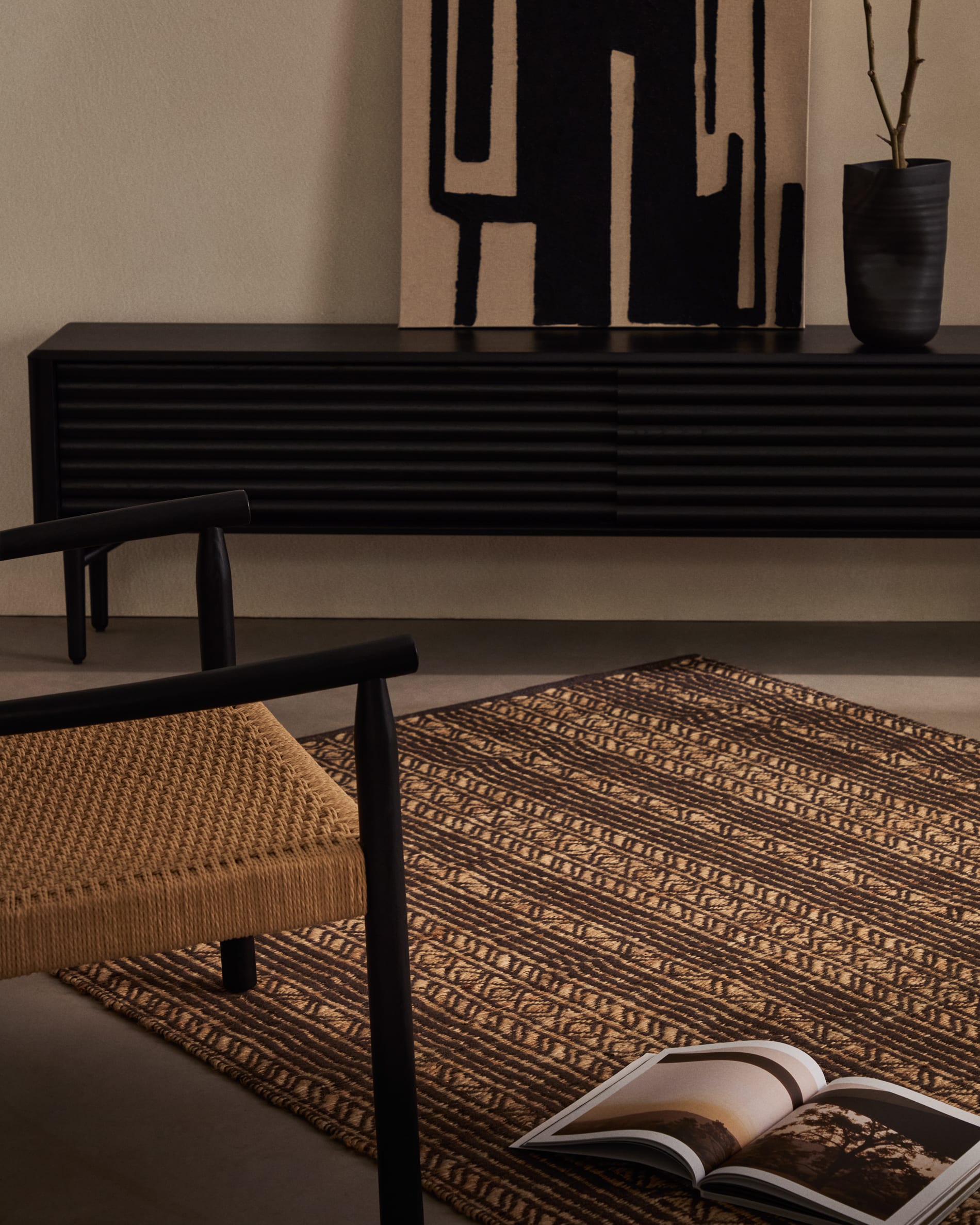 Sessel Yalia massives Eichenholz mit Nussholz-Finish und Sitz aus Papierseil FSC 100% in Schwarz, Natur präsentiert im Onlineshop von KAQTU Design AG. Sessel ist von Kave Home