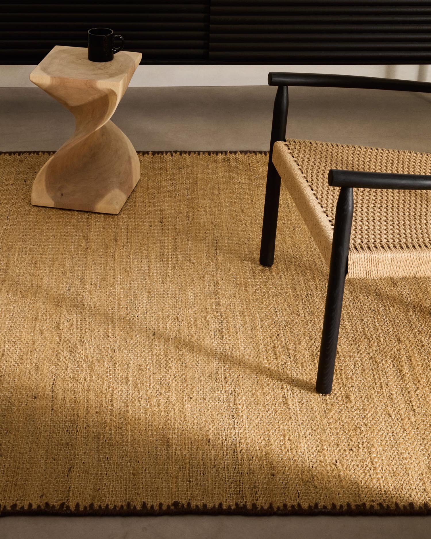 Sessel Yalia massives Eichenholz mit Nussholz-Finish und Sitz aus Papierseil FSC 100% in Schwarz, Natur präsentiert im Onlineshop von KAQTU Design AG. Sessel ist von Kave Home