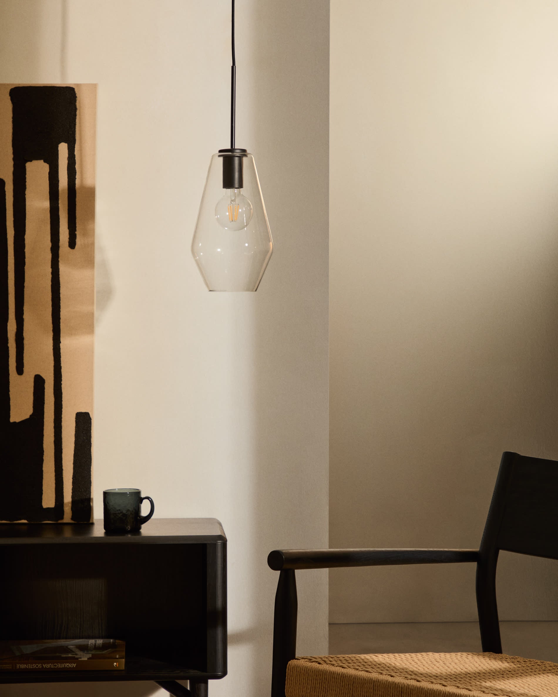 Sessel Yalia massives Eichenholz mit Nussholz-Finish und Sitz aus Papierseil FSC 100% in Schwarz, Natur präsentiert im Onlineshop von KAQTU Design AG. Sessel ist von Kave Home