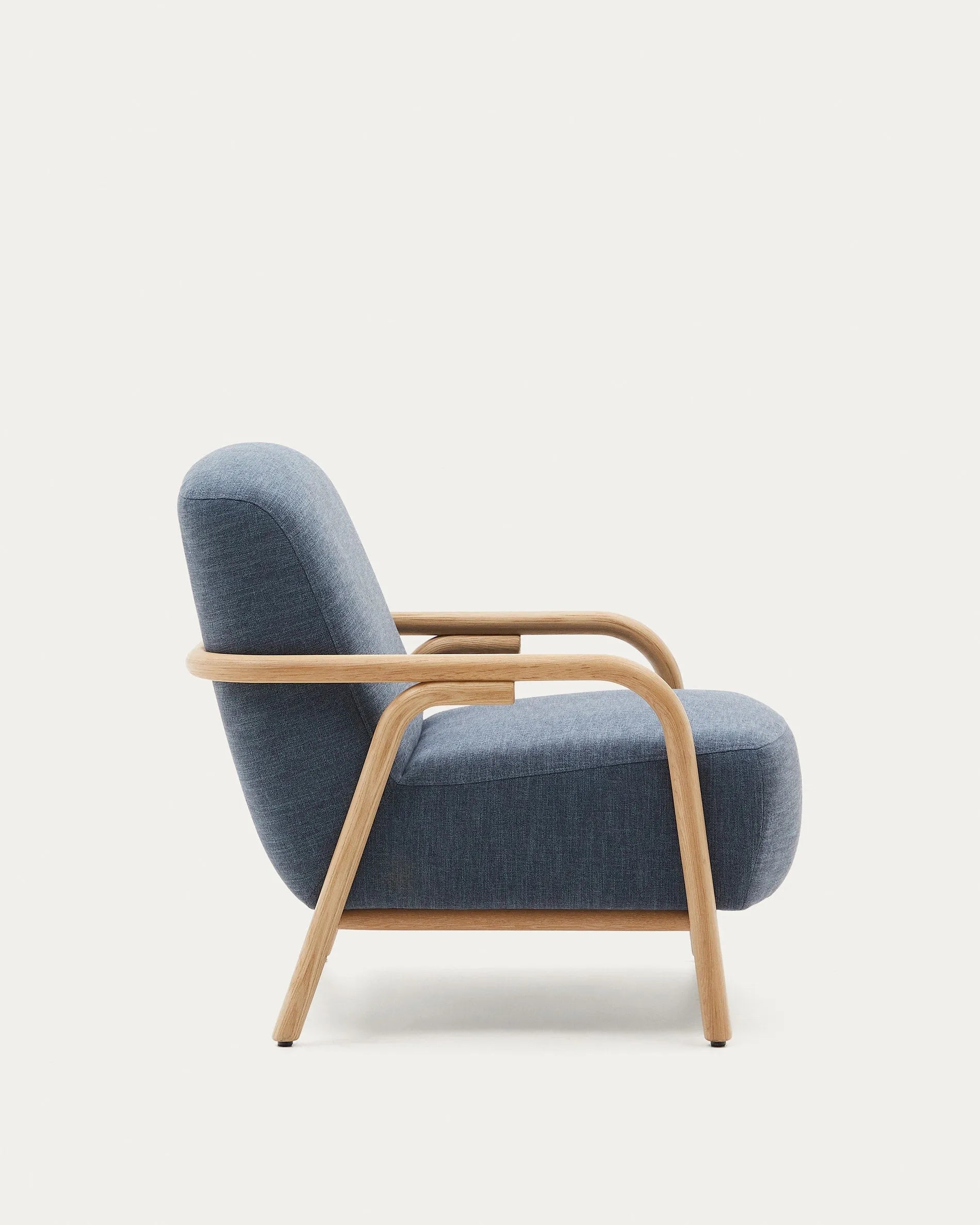 Eleganter blauer Sessel aus FSC-zertifiziertem Eschenholz, mit pflegeleichtem Baumwollbezug für stilvollen Komfort.