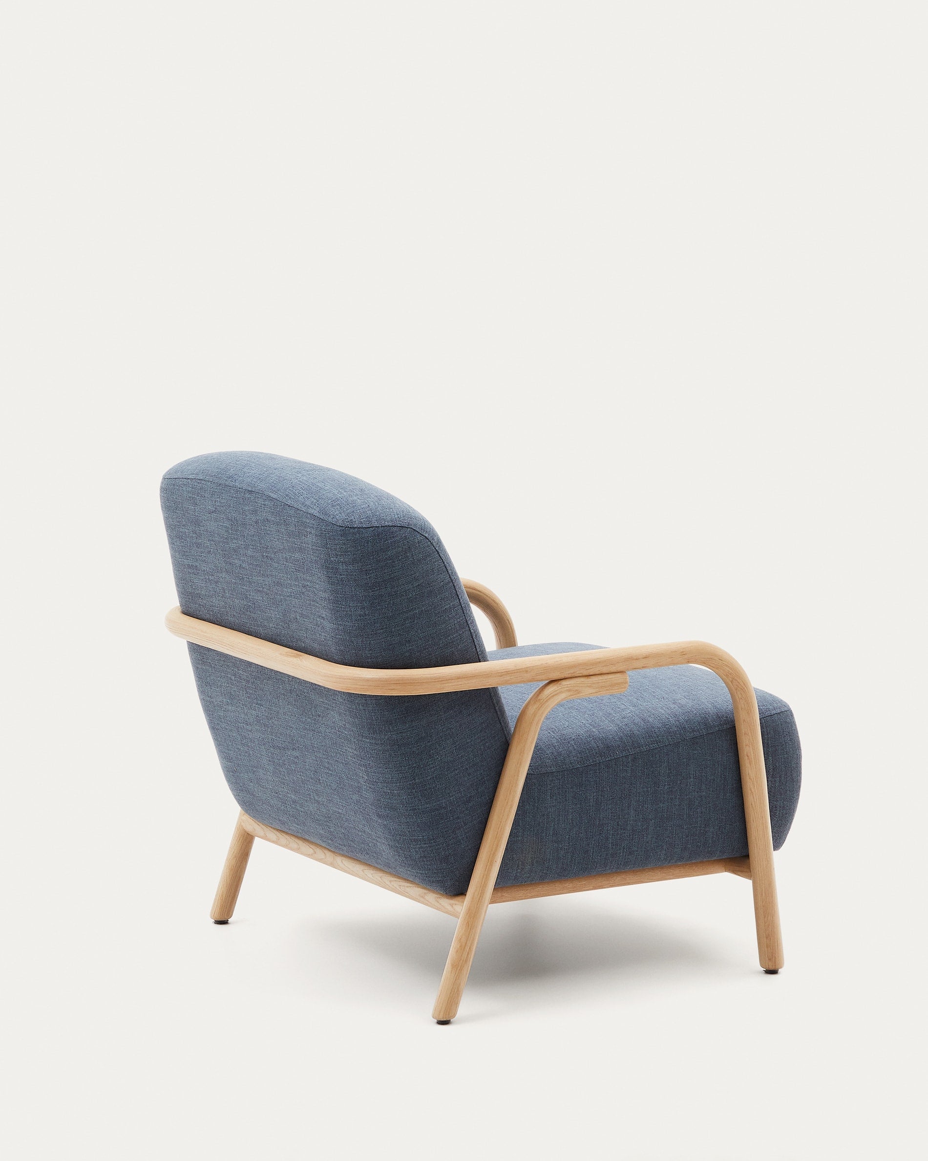 Eleganter Sessel Sylo in Blau, gefertigt aus FSC-zertifiziertem massivem Eschenholz, ideal für stilvolles und nachhaltiges Wohnen.