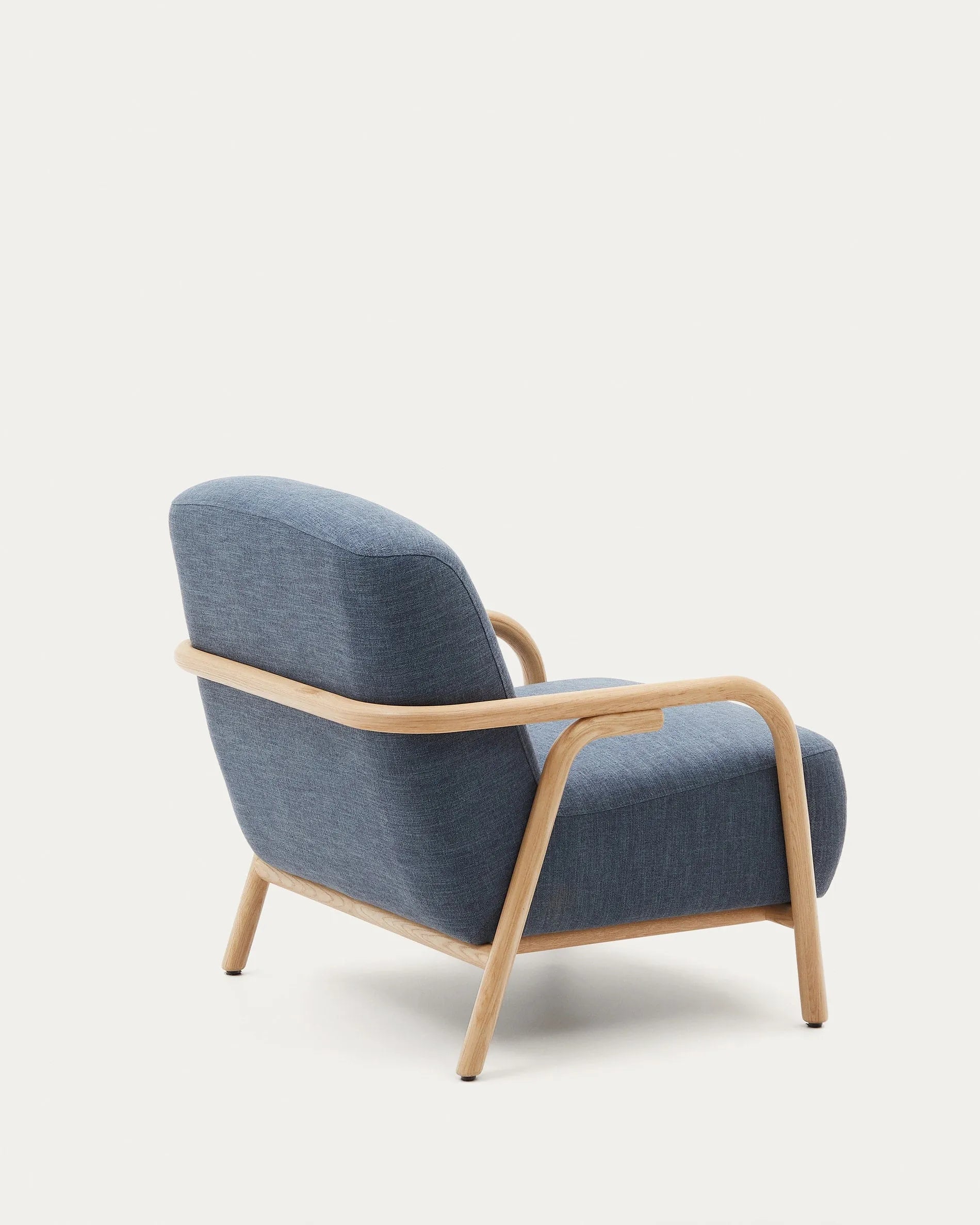 Eleganter blauer Sessel aus FSC-zertifiziertem Eschenholz, mit pflegeleichtem Baumwollbezug für stilvollen Komfort.