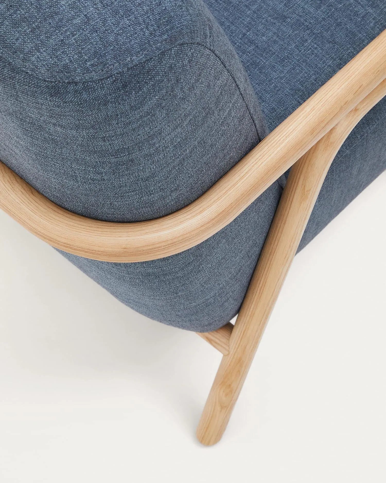 Eleganter blauer Sessel aus FSC-zertifiziertem Eschenholz, mit pflegeleichtem Baumwollbezug für stilvollen Komfort.