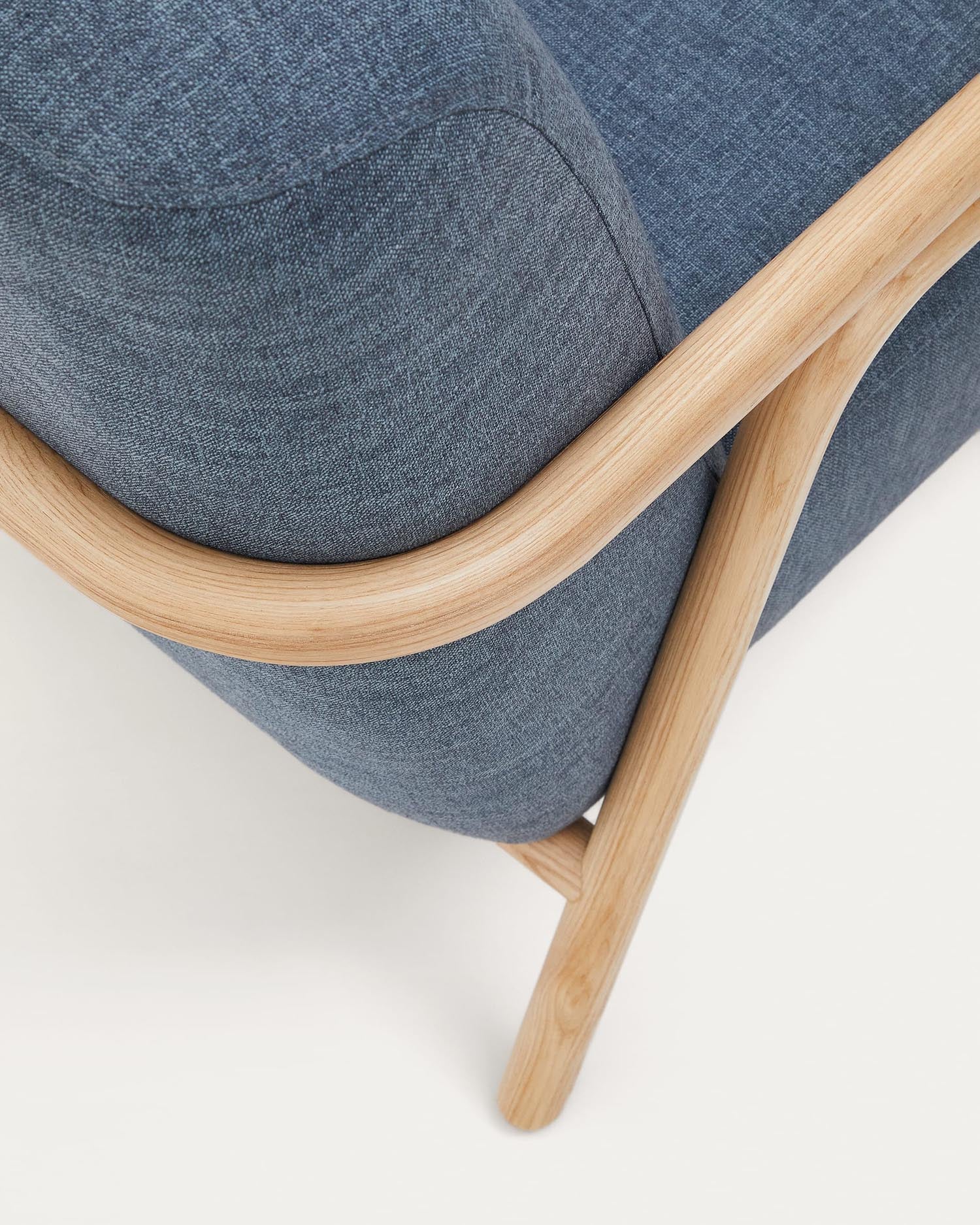 Der blaue Sessel Sylo aus FSC-zertifiziertem Eschenholz bietet modernes Design, Nachhaltigkeit und bequemen Sitzkomfort.