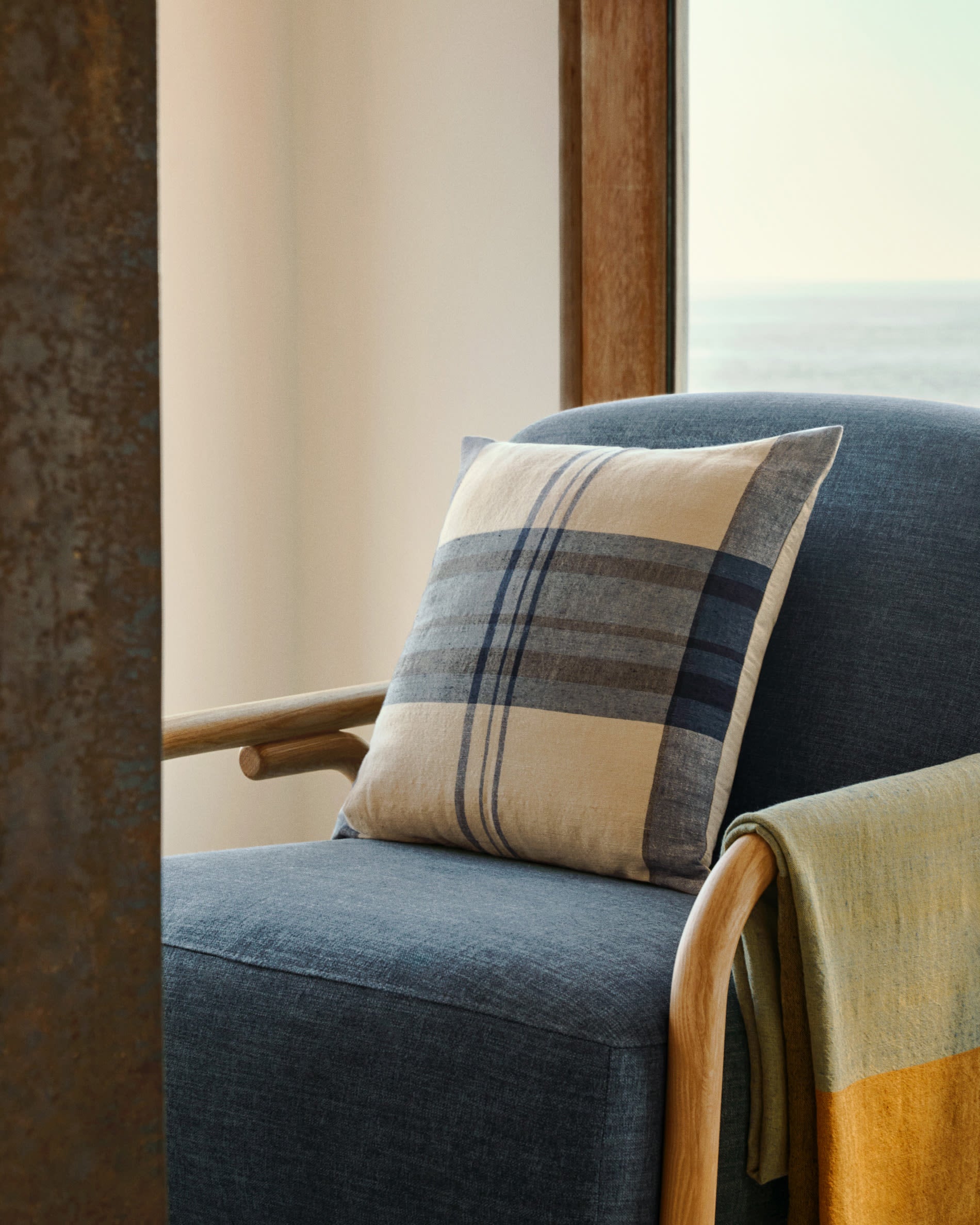 Eleganter Sessel Sylo in Blau, gefertigt aus FSC-zertifiziertem massivem Eschenholz, ideal für stilvolles Wohnen.