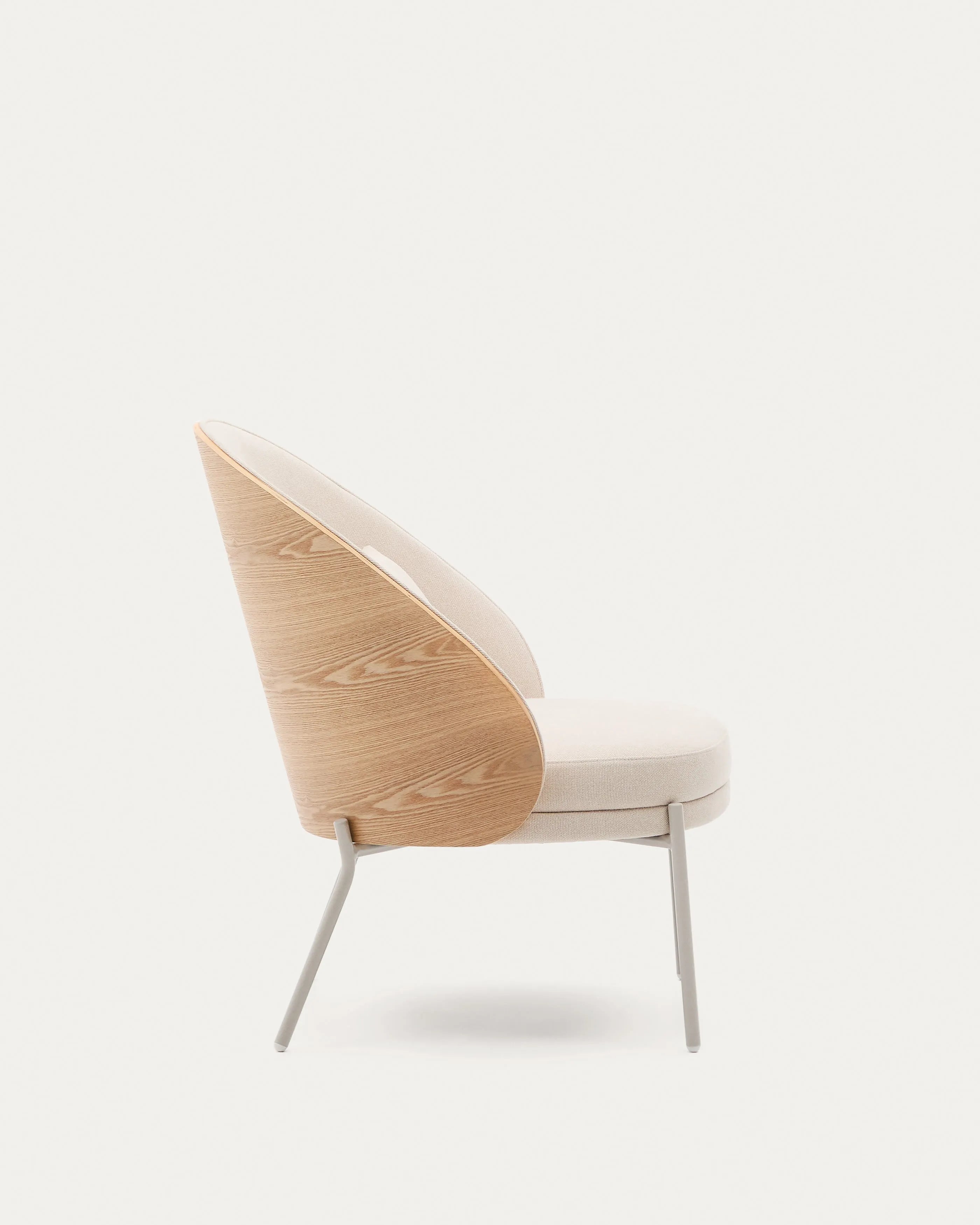 Moderner Sessel Eamy mit weichem Chenille-Bezug in Beige, Eschenfurnier und Metall, perfekt für ein elegantes Ambiente.