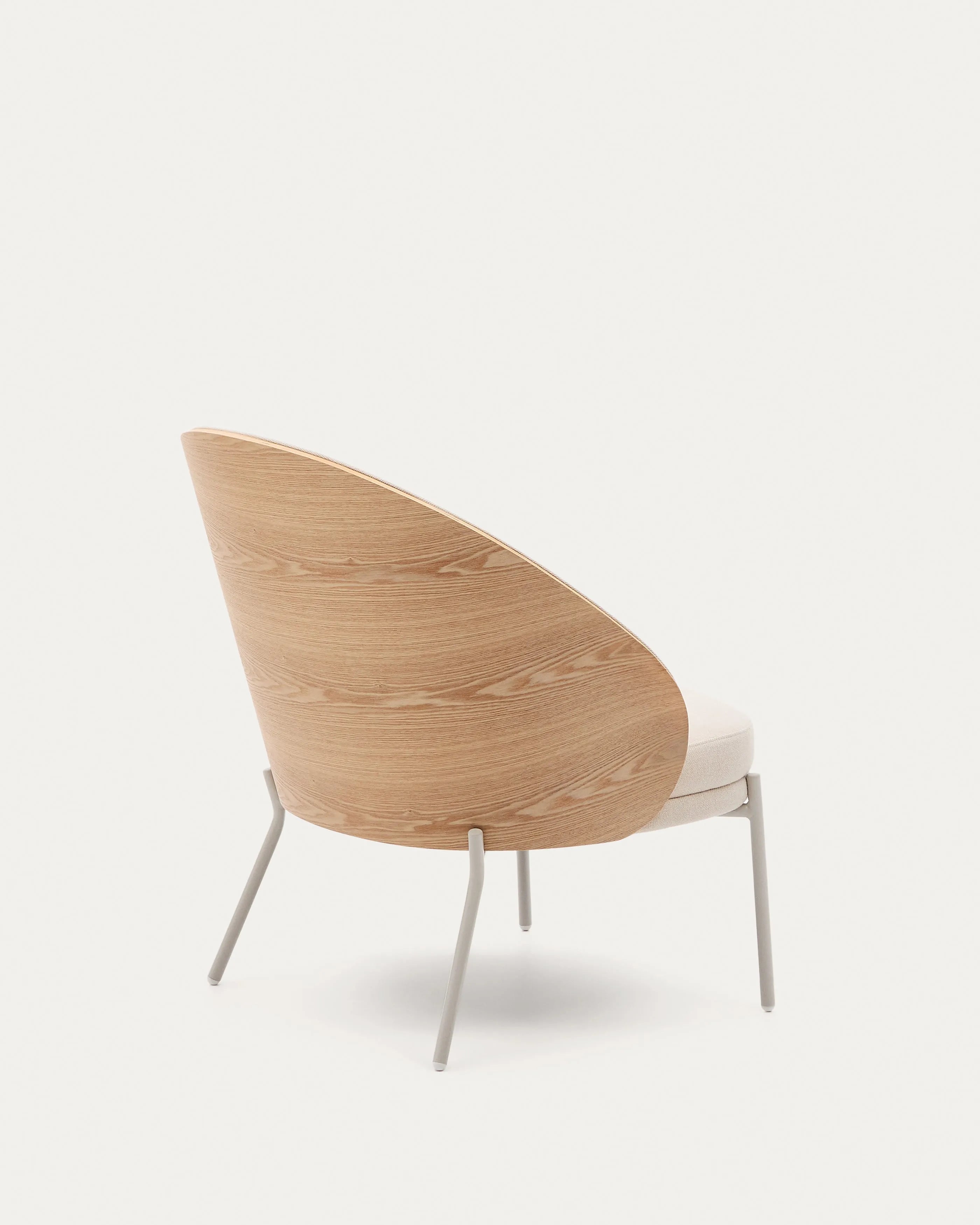 Eleganter Sessel Eamy mit beigem Chenille-Stoff, Eschenfurnier in Natur und Metallakzenten, ideal für stilvolle Wohnräume.