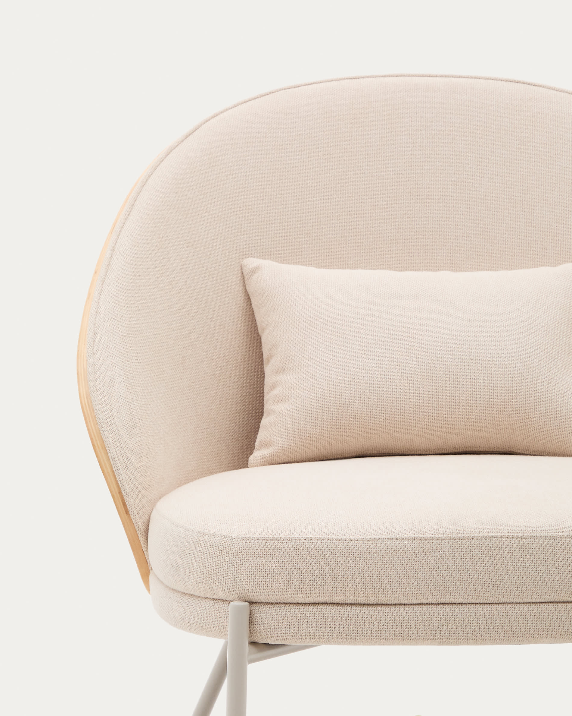 Sessel Eamy: Elegantes Design mit beigefarbenem Chenille, natürlichem Eschenfurnier und Metallakzenten. Ideal für stilvolle Räume.