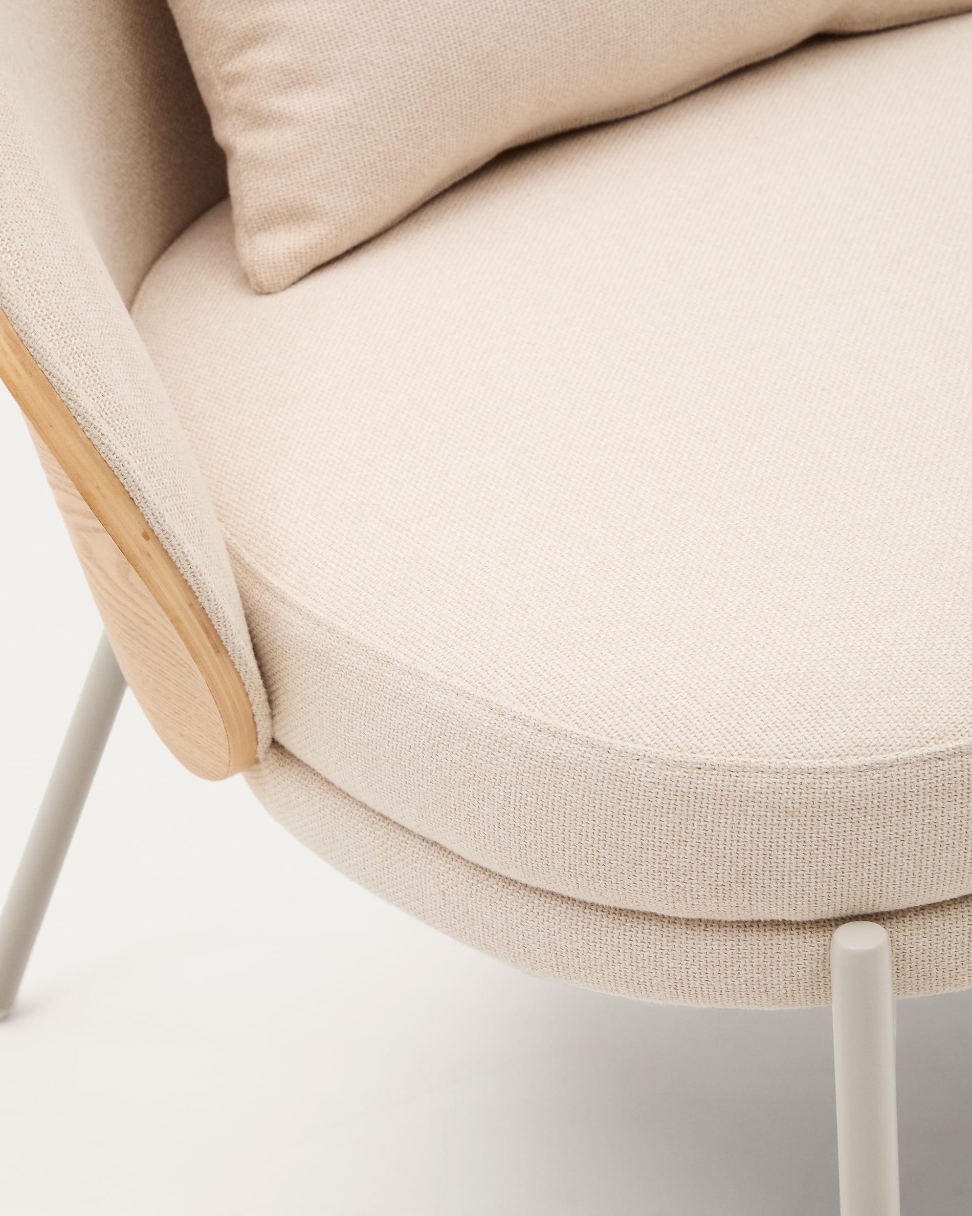 Sessel Eamy: Stilvolles Design mit Chenille in Beige, Eschenfurnier in Natur und Metallakzenten. Perfekt für moderne Wohnräume.