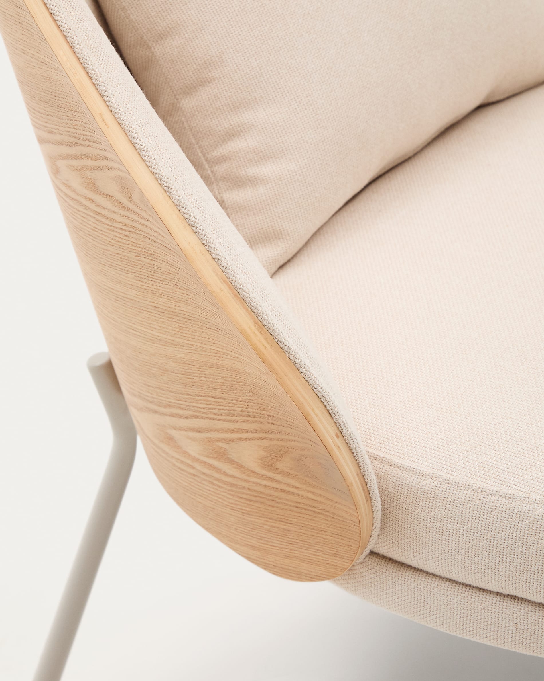 Eleganter Sessel Eamy: Beigefarbenes Chenille, Eschenfurnier mit natürlichem Finish und Metallakzente. Ideal für stilvolle Räume.