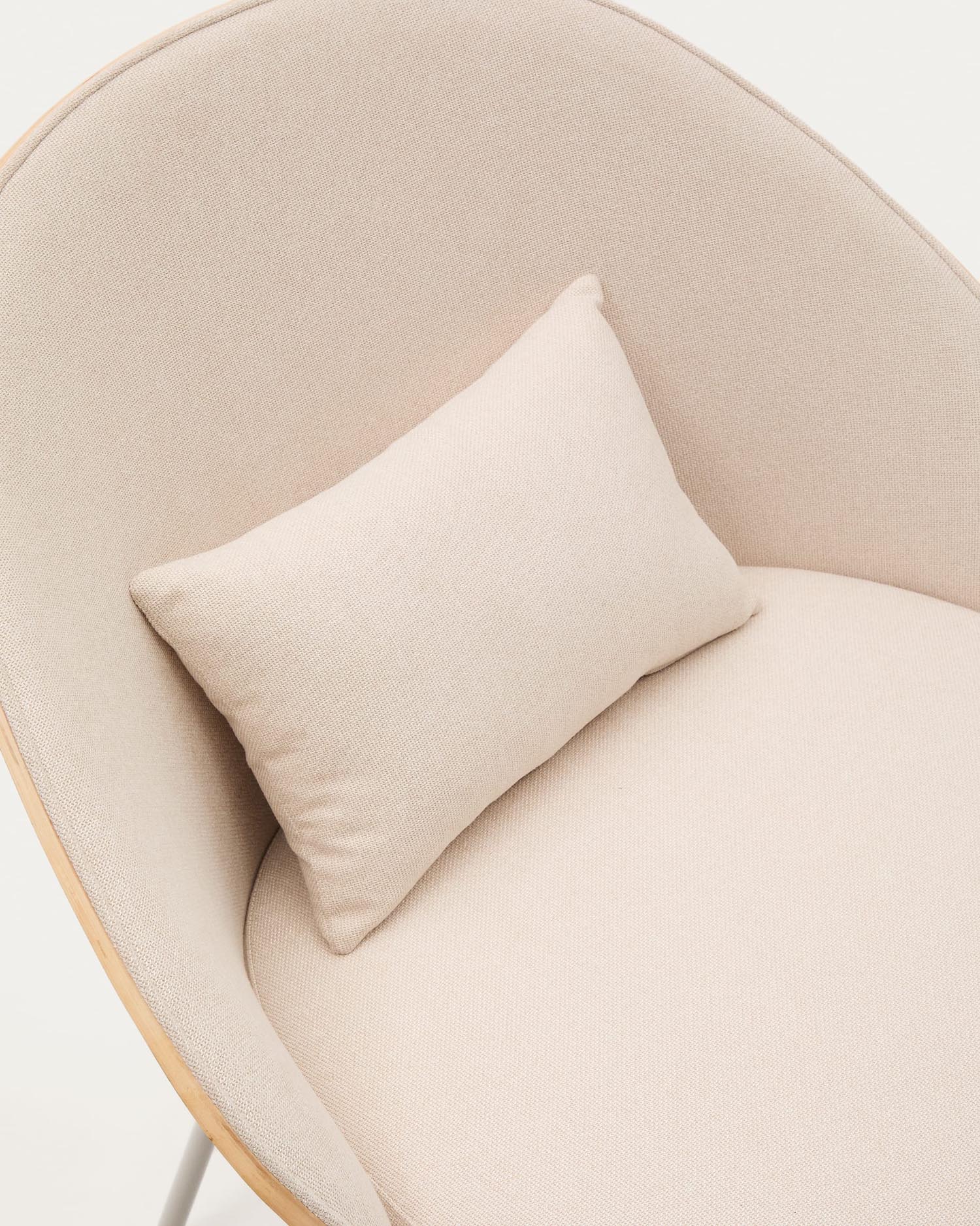 Sessel Eamy: Beigefarbenes Chenille, Eschenfurnier mit natürlichem Finish, Metallakzente. Perfekt für moderne Wohnräume.