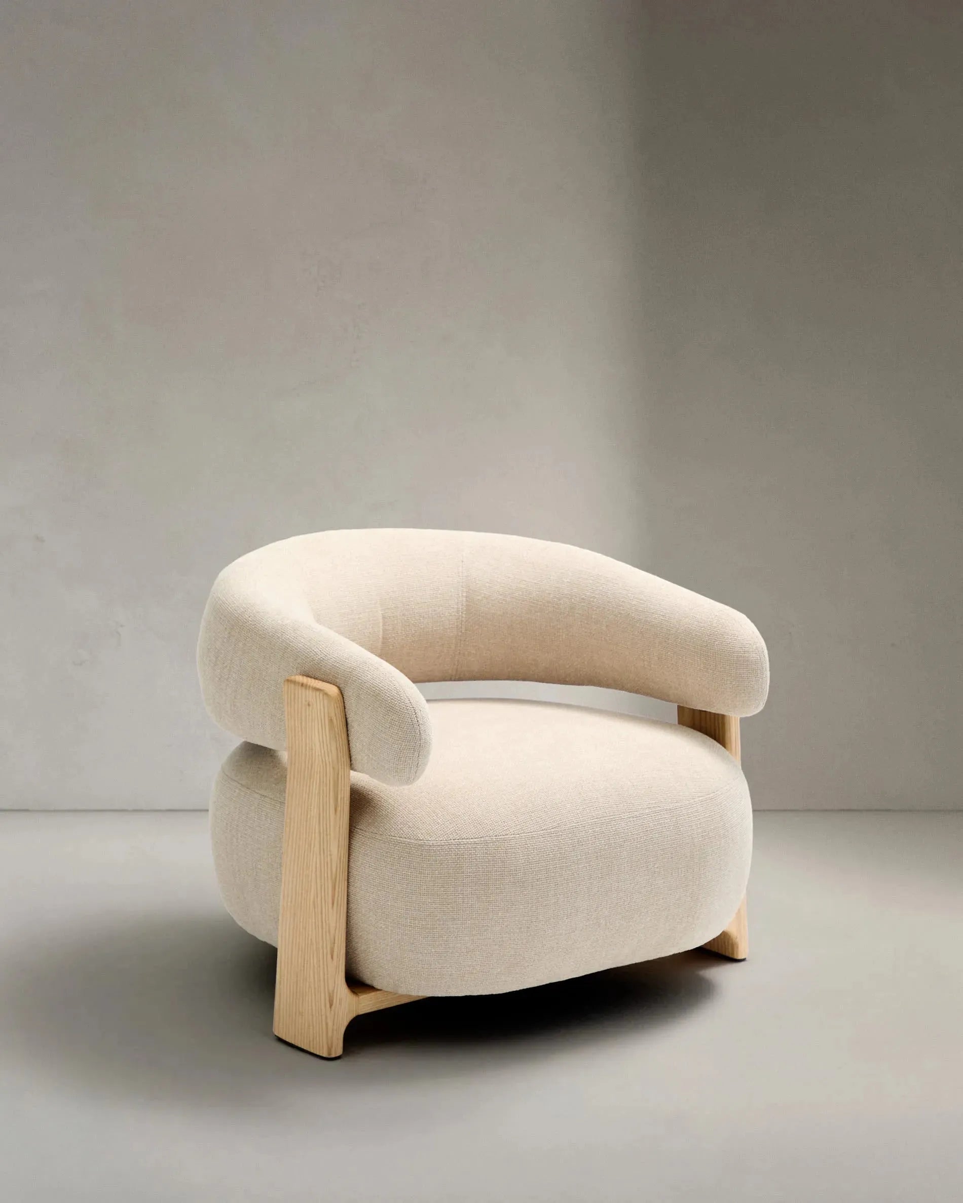 Eleganter Sessel mit beigefarbener Chenille-Polsterung und FSC-zertifizierten Eschenholzbeinen im natürlichen Finish von Kave Home.