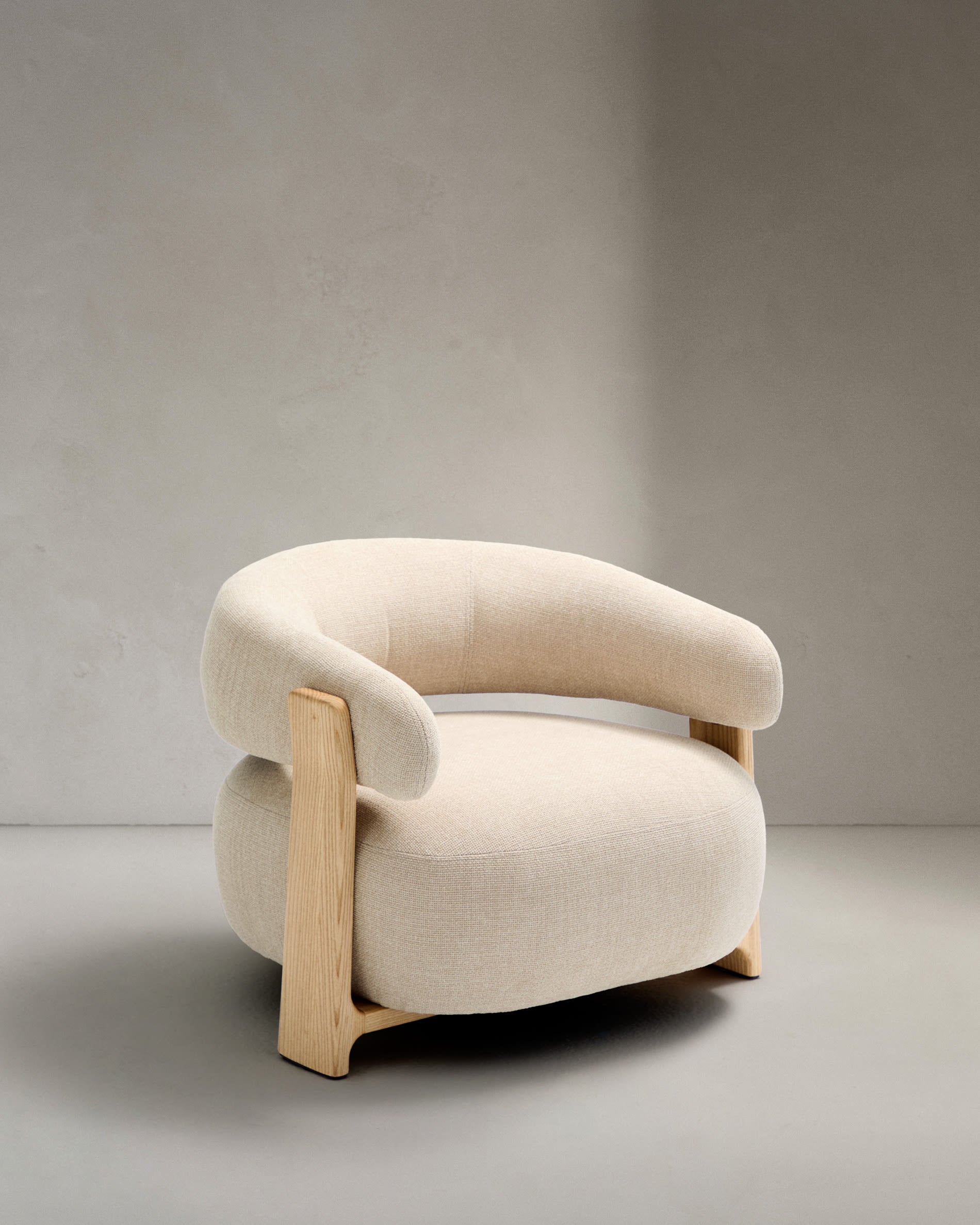 Bequemer Sessel mit weicher Chenille in Beige und stabilen FSC-zertifizierten Eschenholzbeinen im natürlichen Finish von Kave Home.