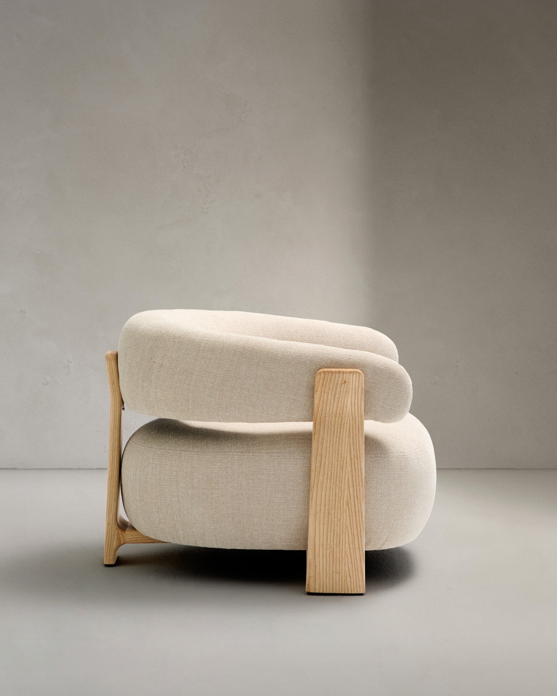 Eleganter Sessel mit weicher beigefarbener Chenille und FSC-zertifizierten Eschenholzbeinen, ideal für stilvolle Wohnbereiche.
