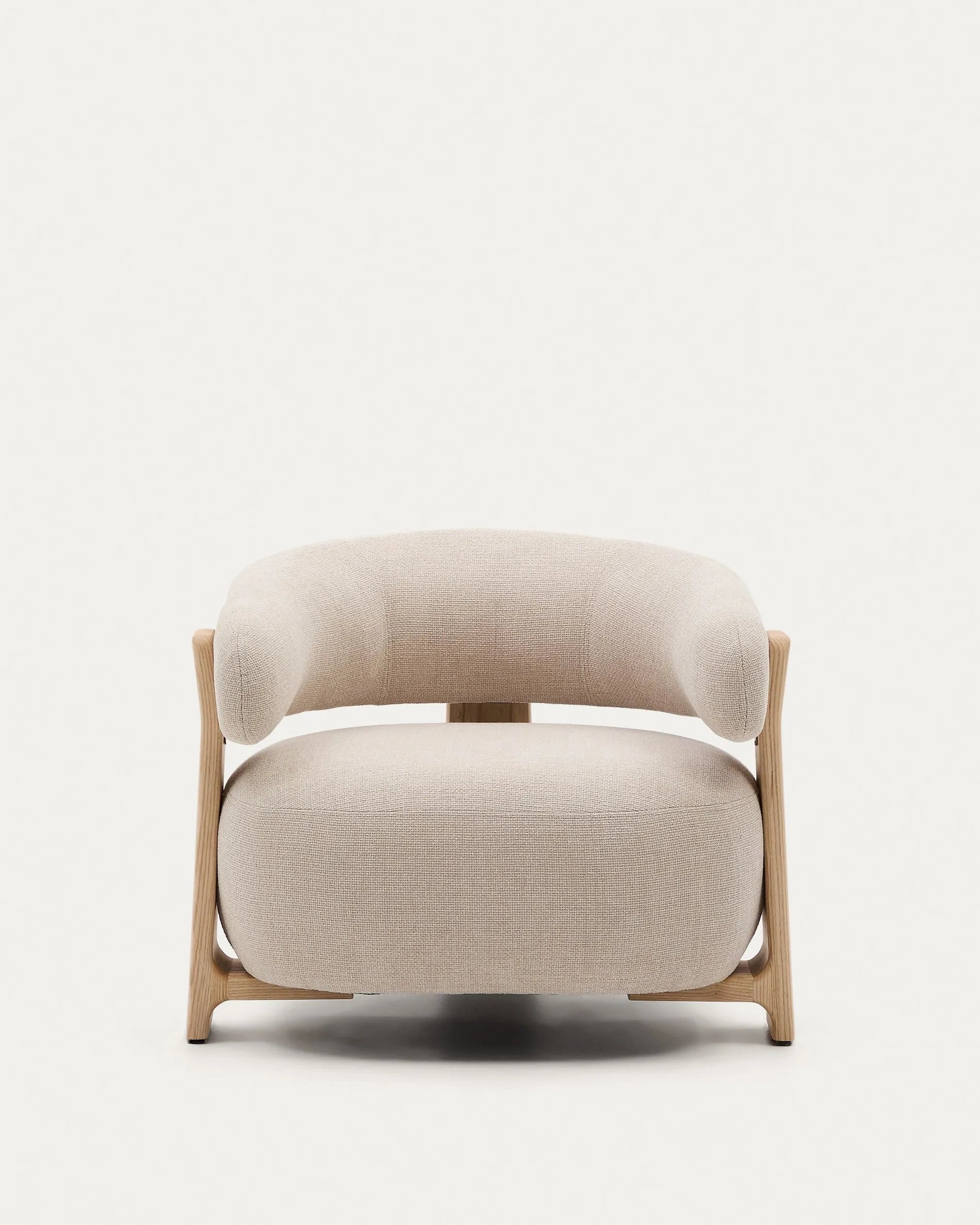 Ein eleganter Sessel mit beigefarbenem Chenille-Bezug und massiven Eschenholzbeinen, inspiriert von skandinavischem Design.
